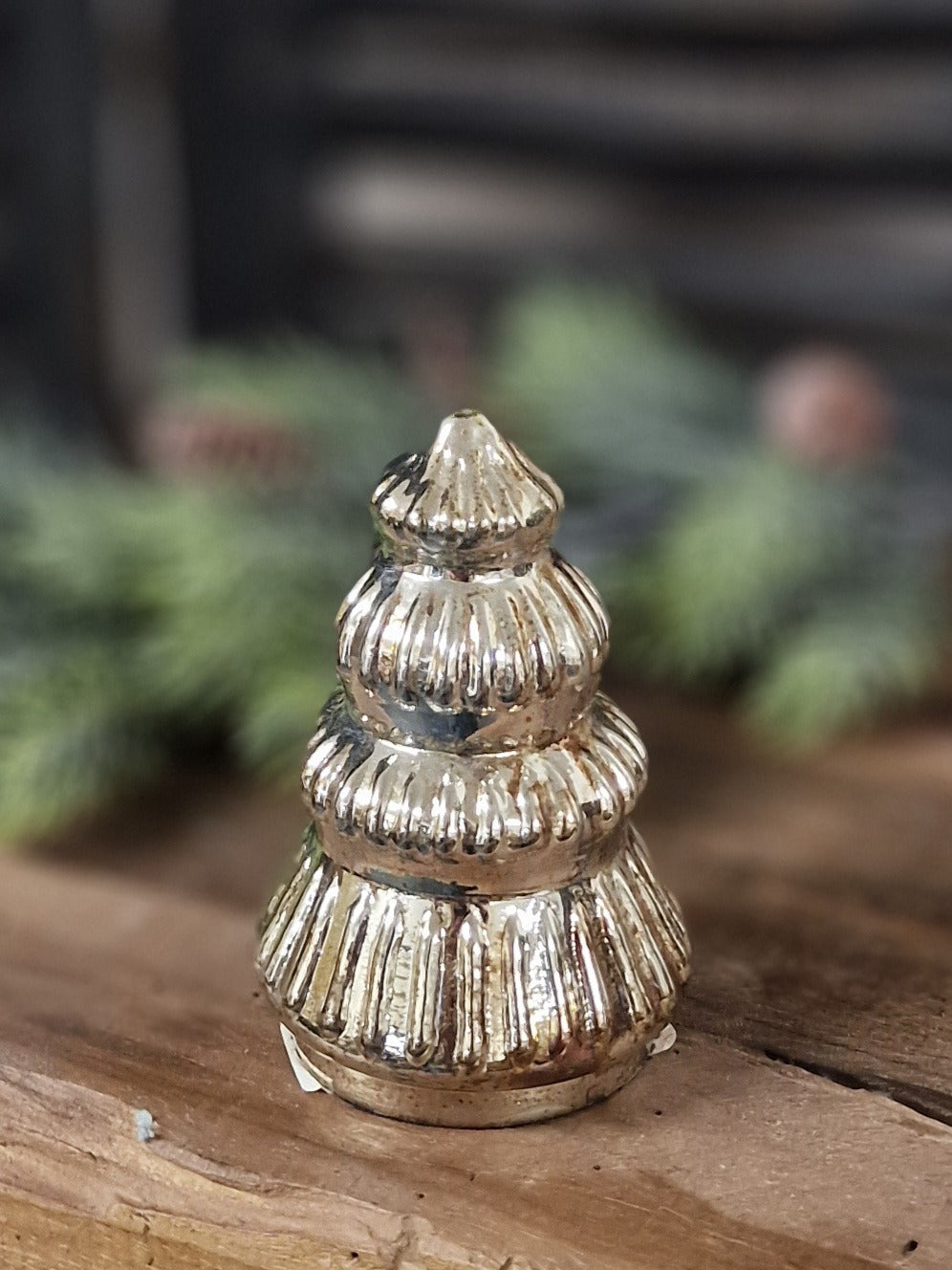 Zilverkleurig kerstboompje- 10x6 cm.