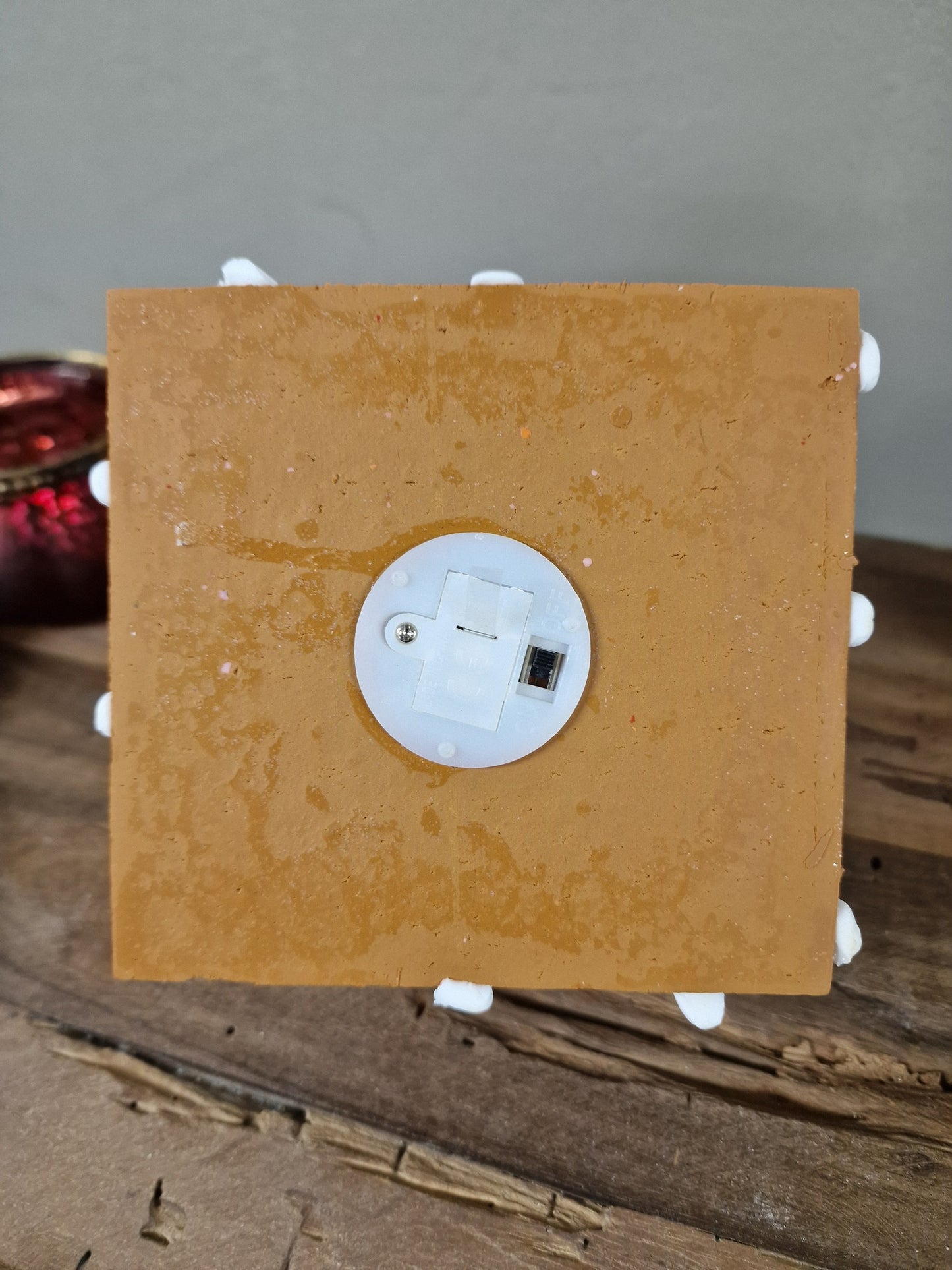 Gingerbread huisje wit/ rood- 15x11 cm. incl lampje (op batterij)