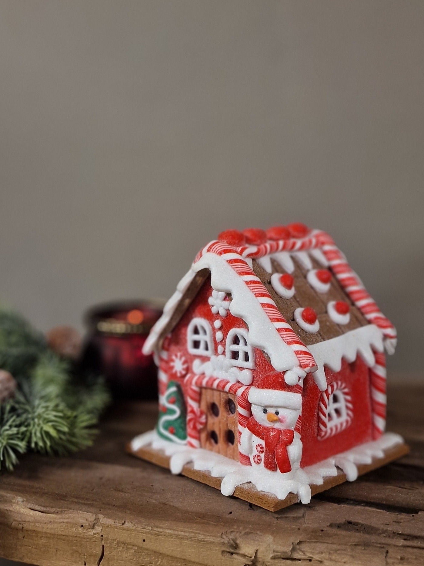 Gingerbread huisje rood/ wit - 15x11 cm. incl lampje (op batterij)