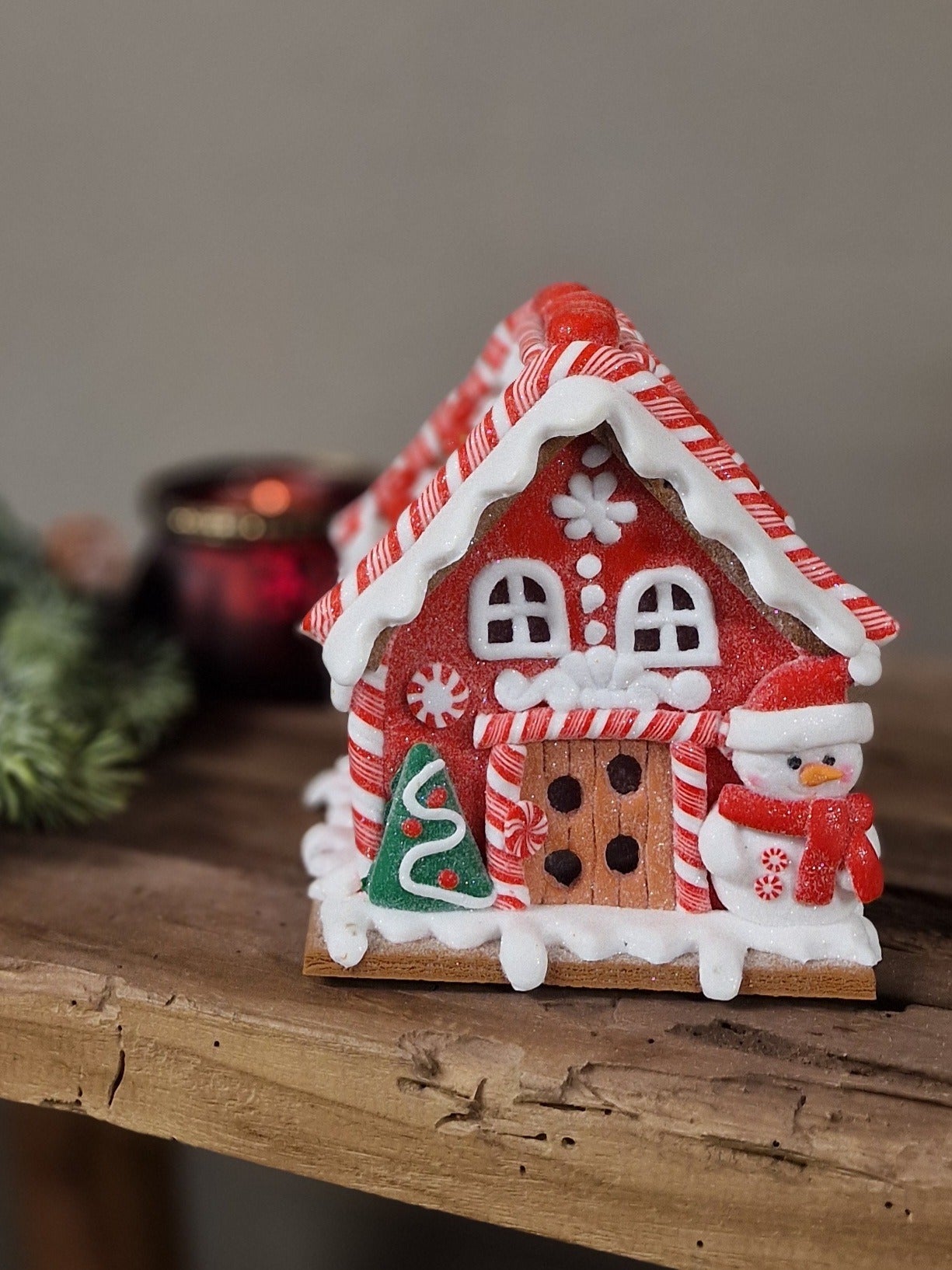 Gingerbread huisje rood/ wit - 15x11 cm. incl lampje (op batterij)