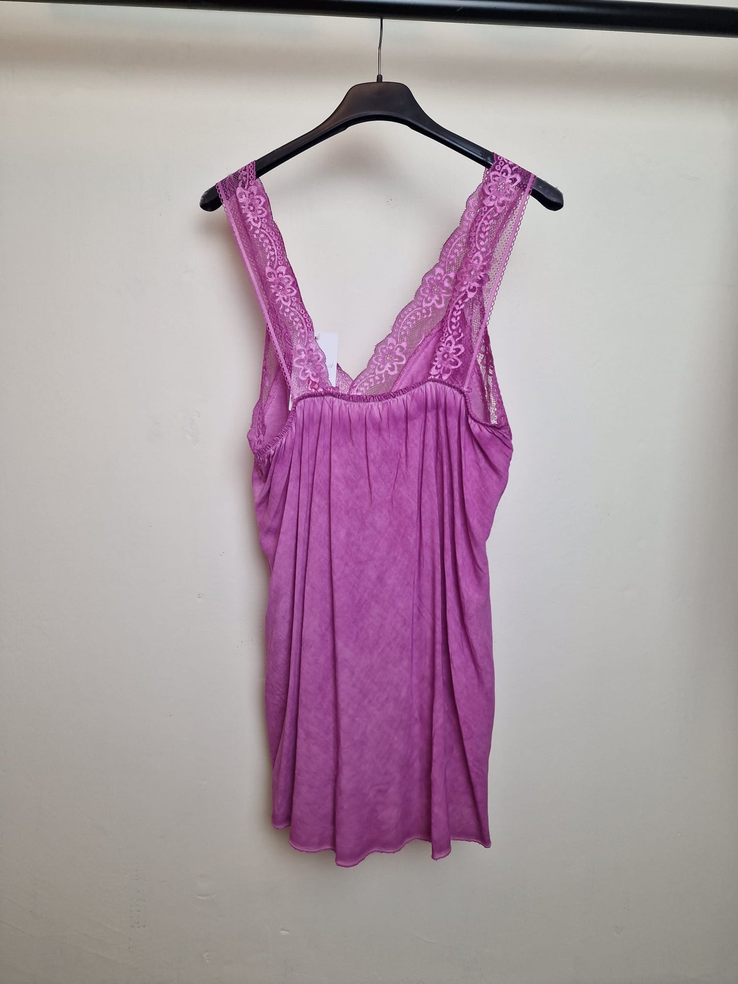 Top met kant- Hard roze