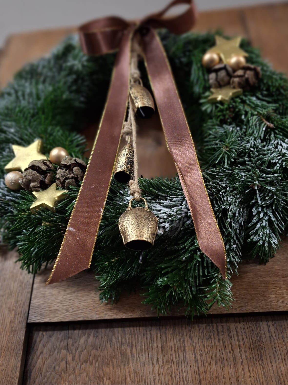 Kerst krans vers groen- 35 cm. - Bruin / Goud