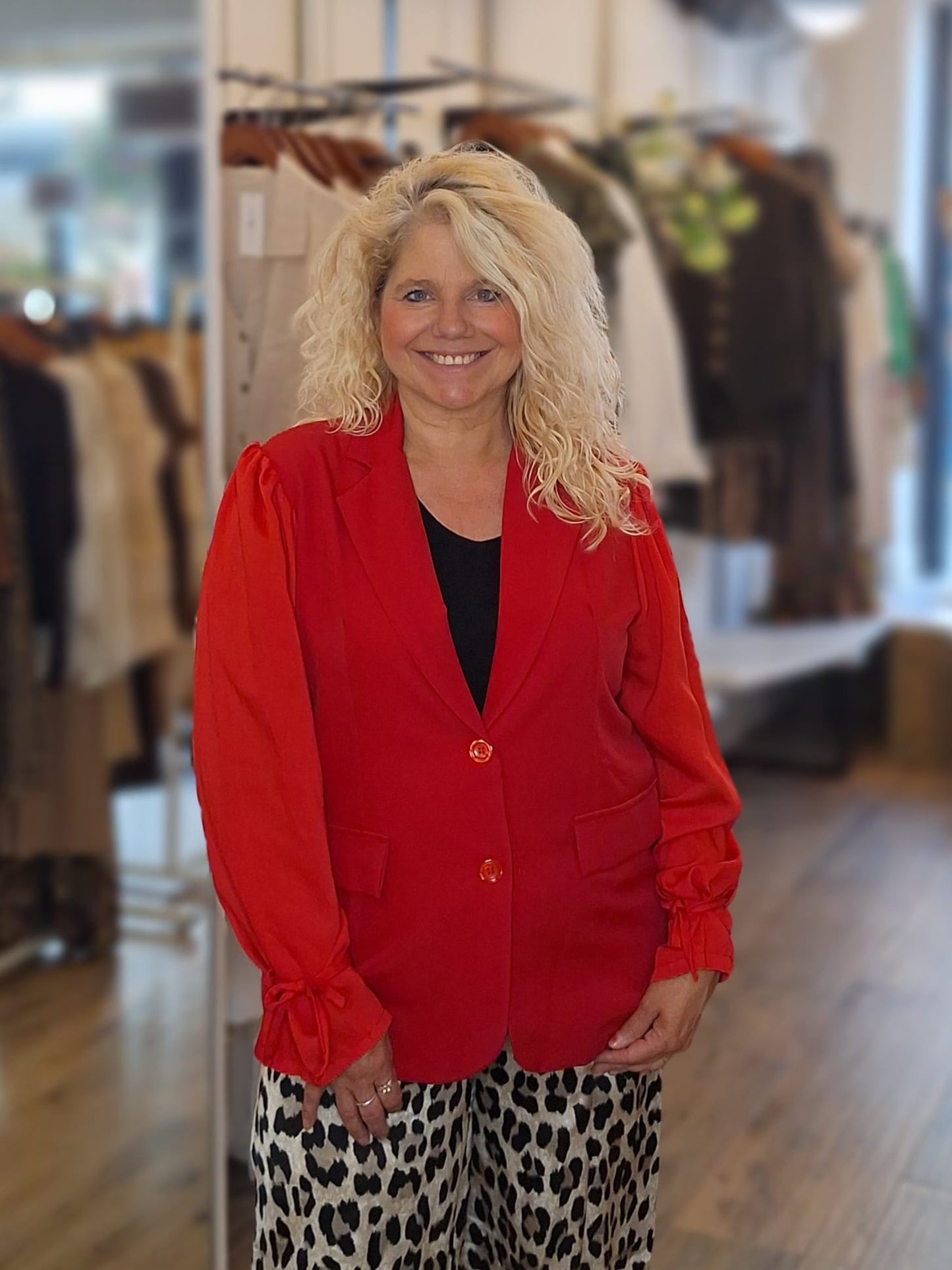 Rode met strikje onderaan mouw- Rood