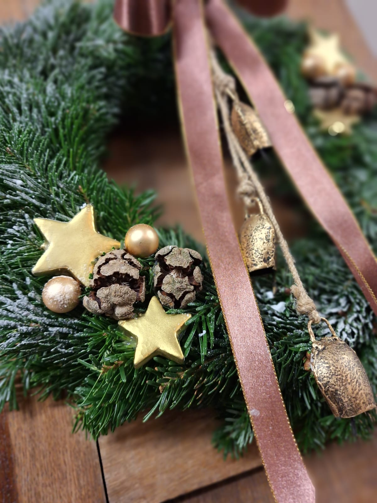 Kerst krans vers groen- 35 cm. - Bruin / Goud