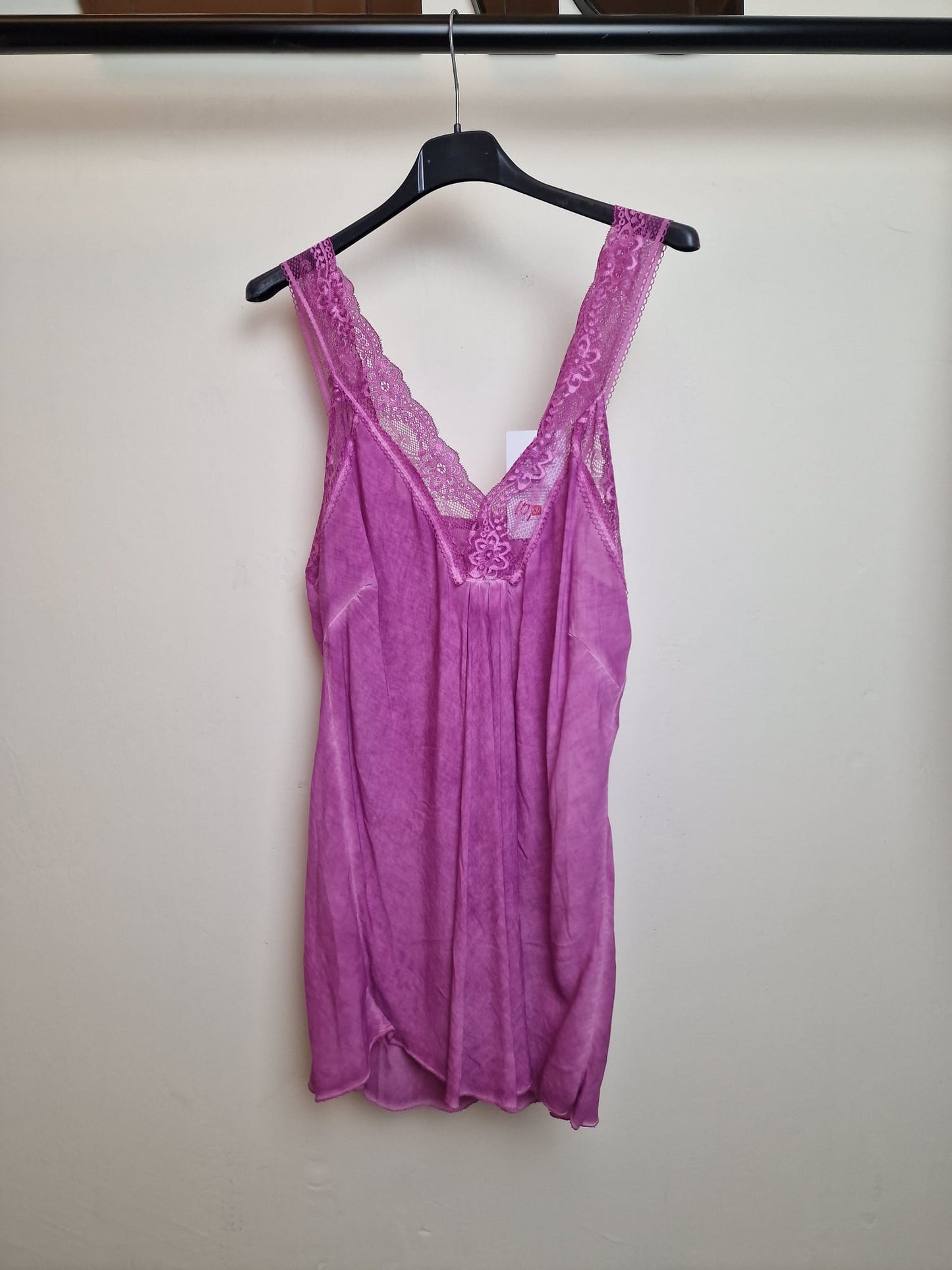Top met kant- Hard roze