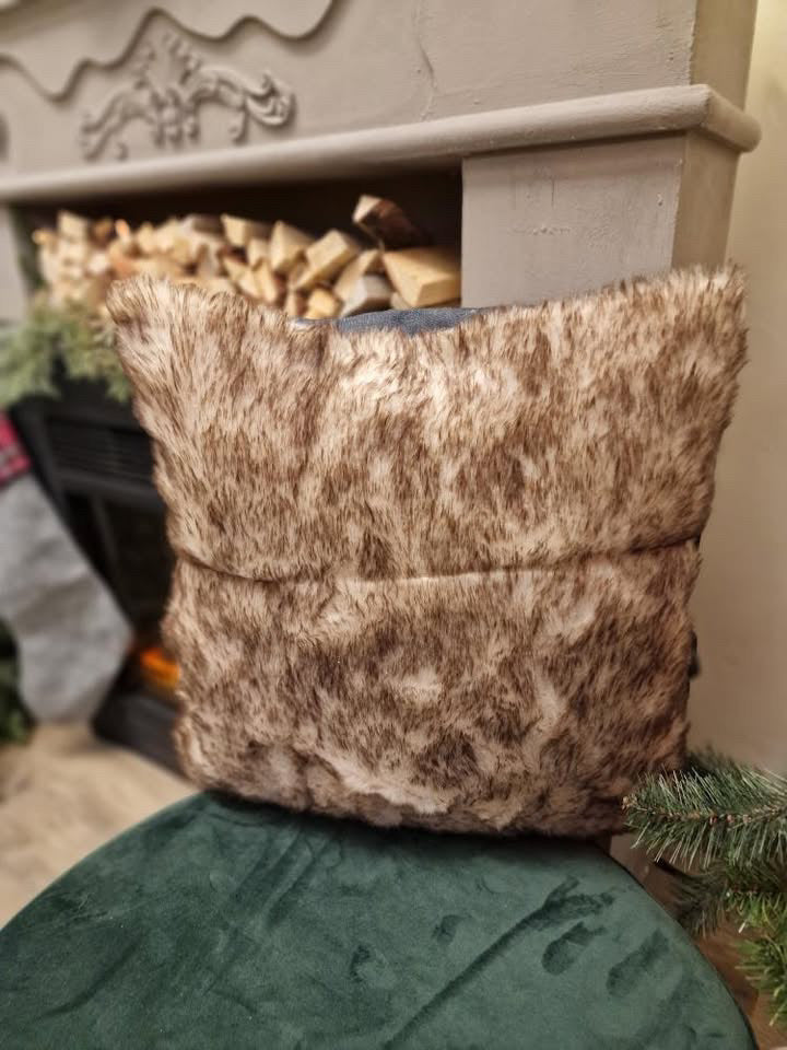 Kerstkrans kussen met verlichting- 45x45 cm.