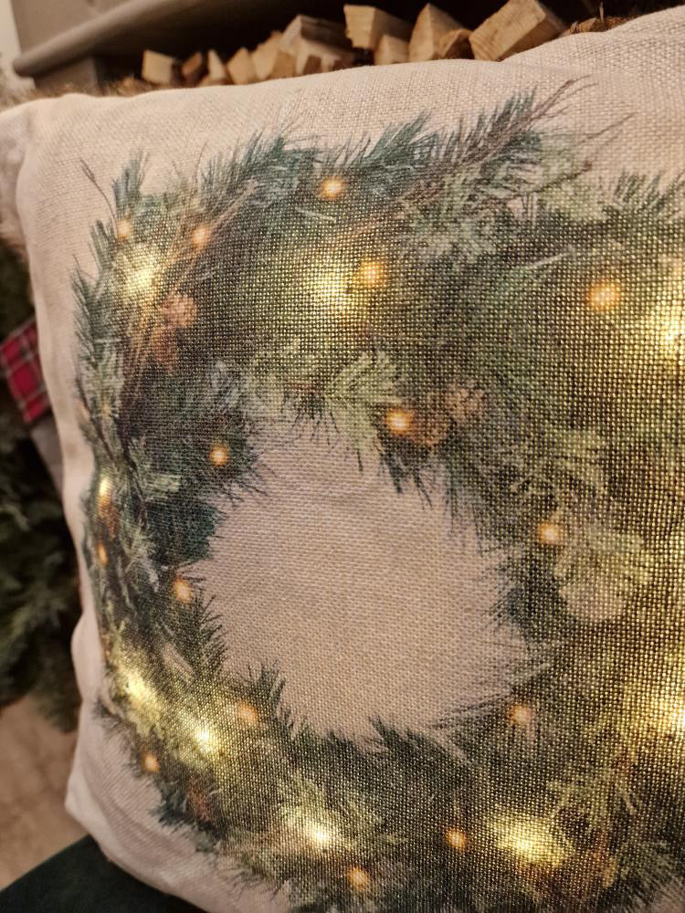 Kerstkrans kussen met verlichting- 45x45 cm.
