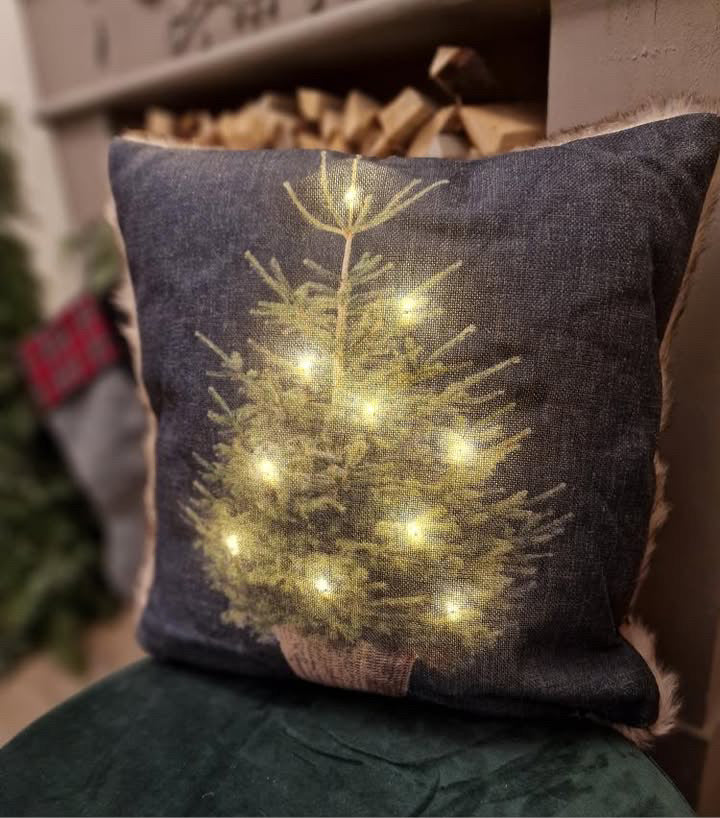 Kerstboom kussen met verlichting- 45x45 cm.