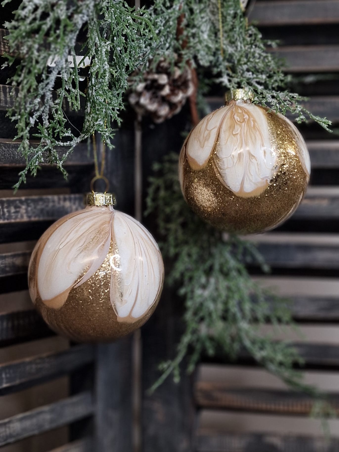 Kerstbal ro Sandi S goud/wit - Ø8CM