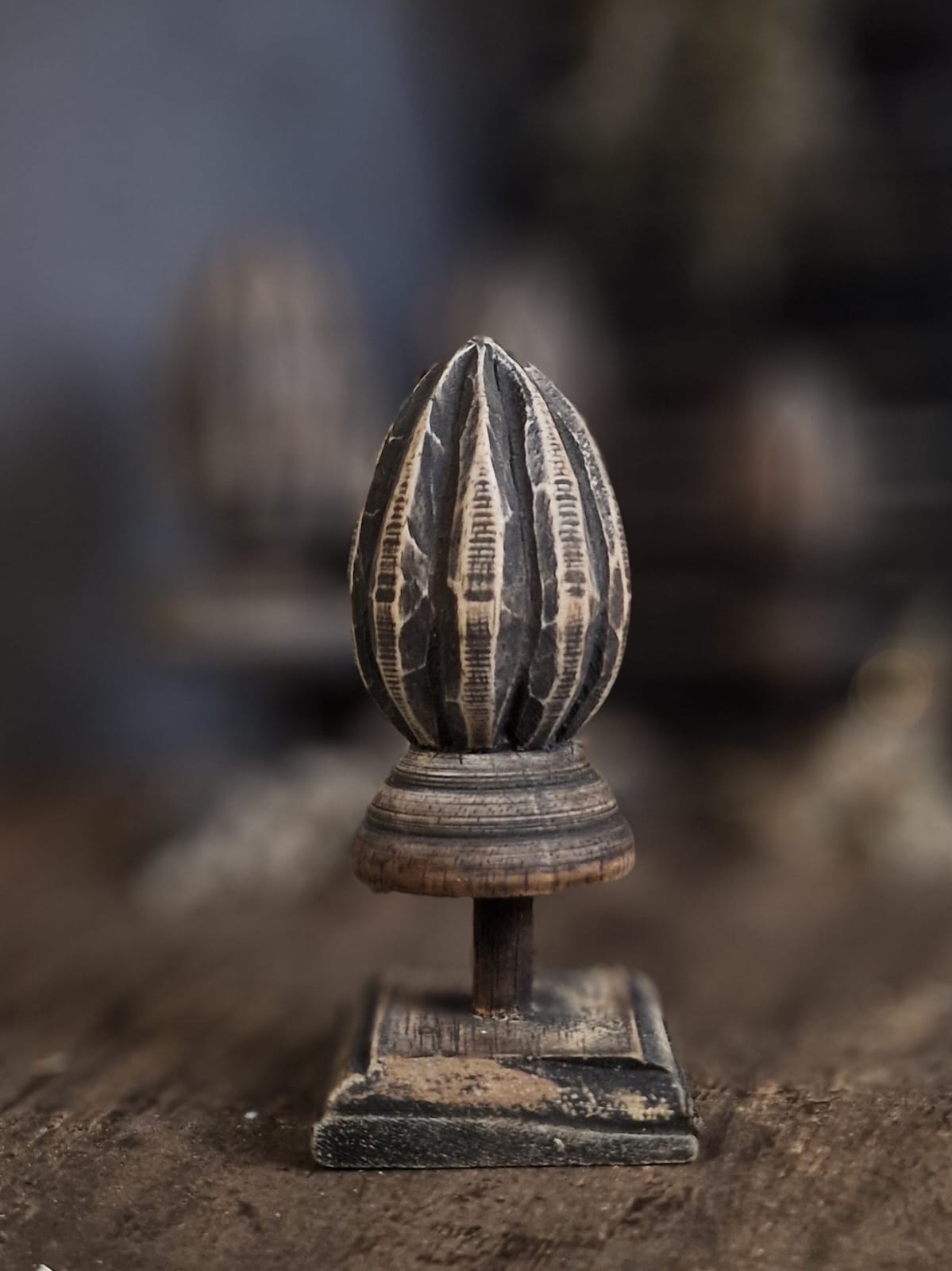 Houten klos ornament op standaard - 2 formaten