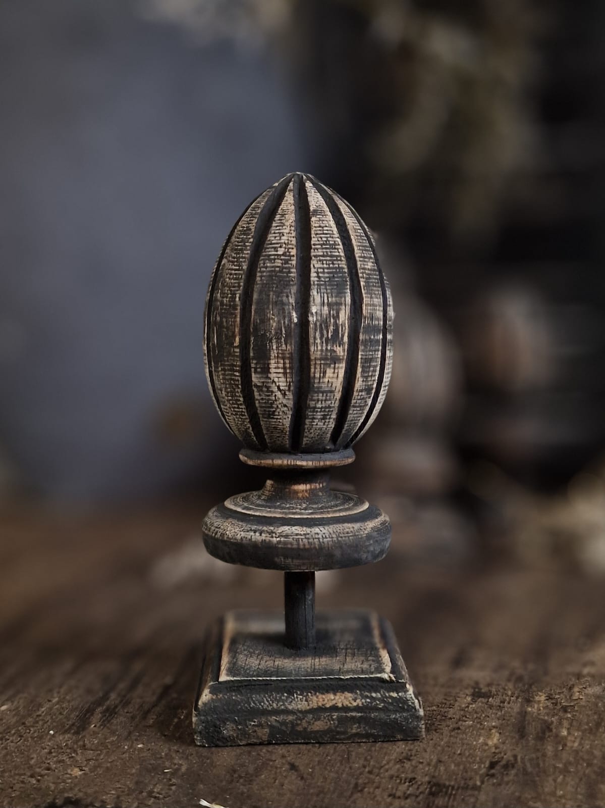 Houten klos ornament op standaard - 2 formaten