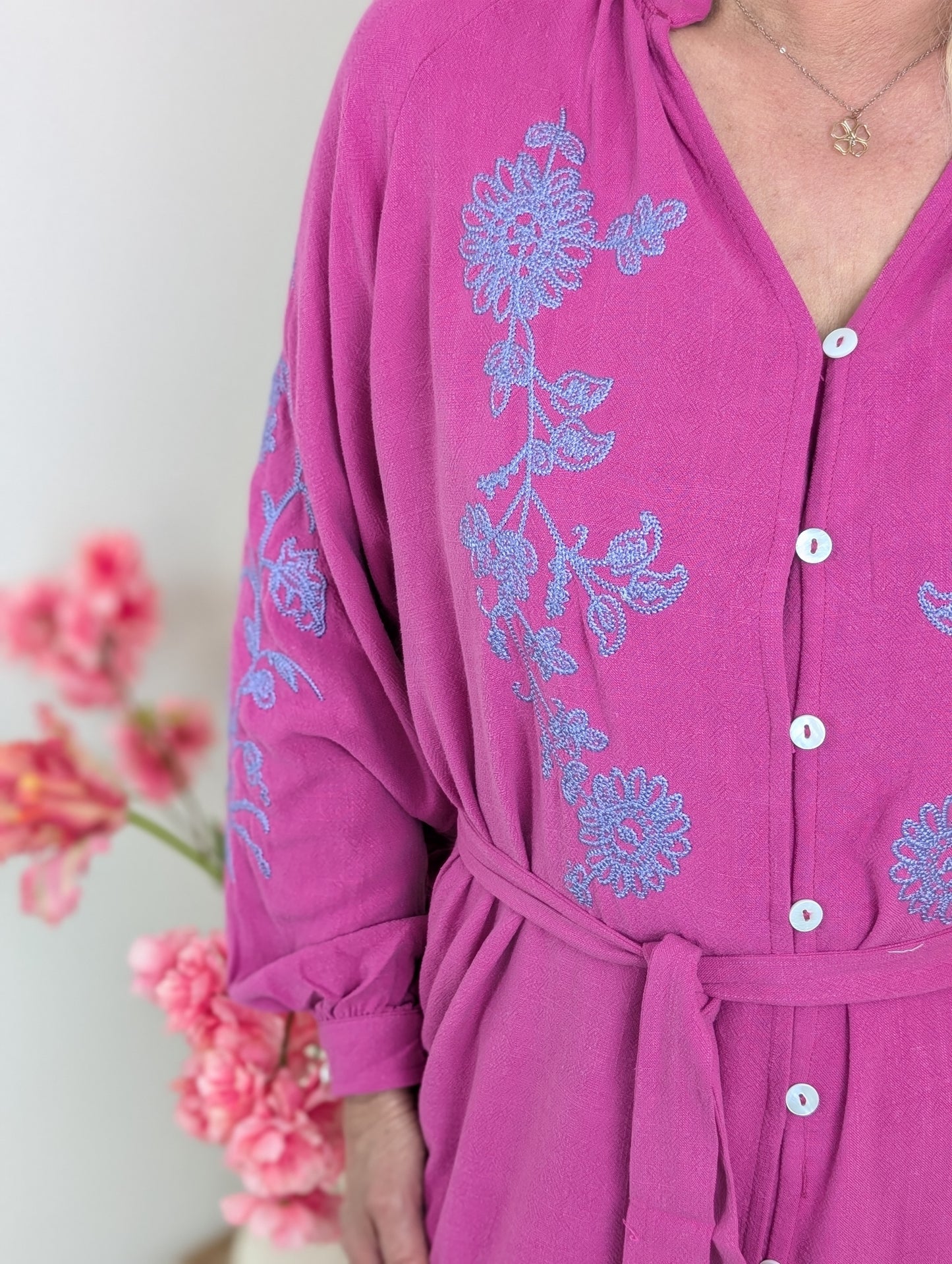 Nola doorknoop jurk met borduursel - Fucsia