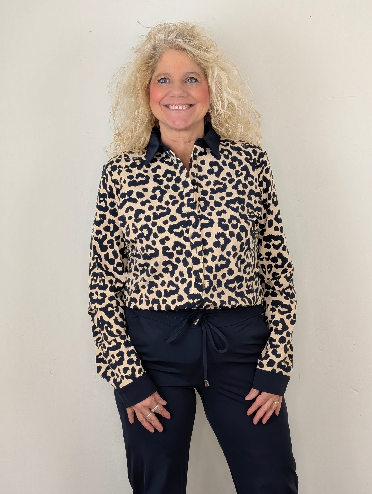 Mi Piace Karin blouse - Sand/ dark blue leopard print