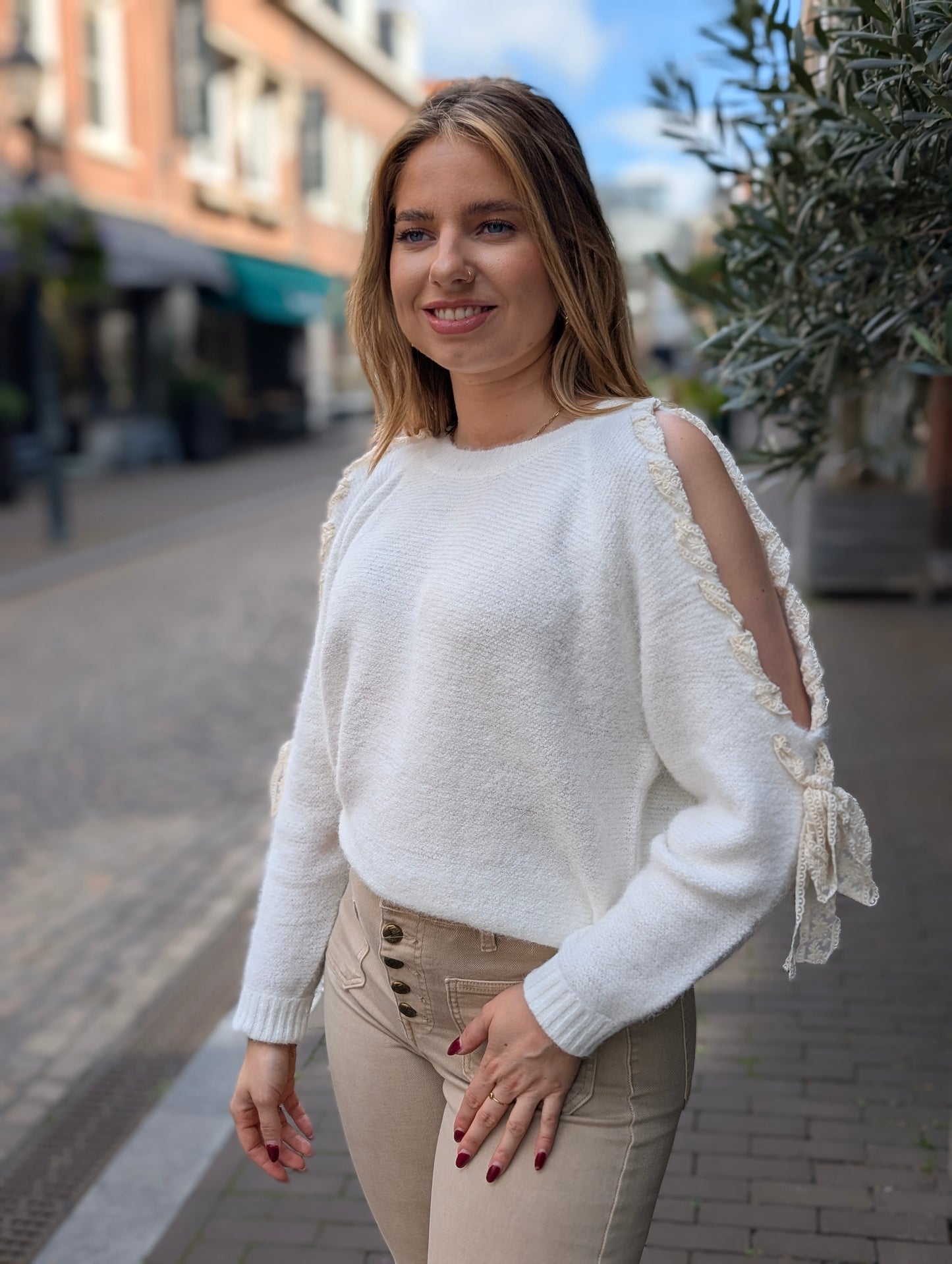 Nana trui met opengewerkte mouw - Off white met ecru kant