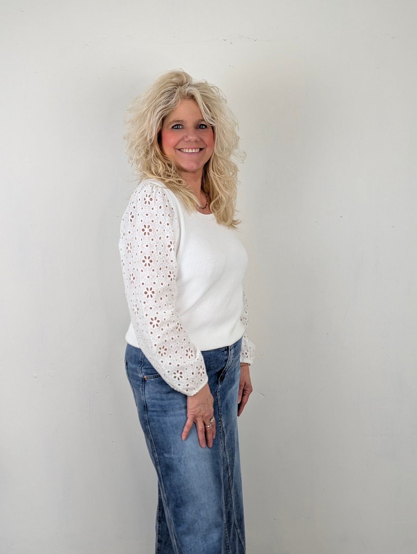 Fanny broderie sleeves trui