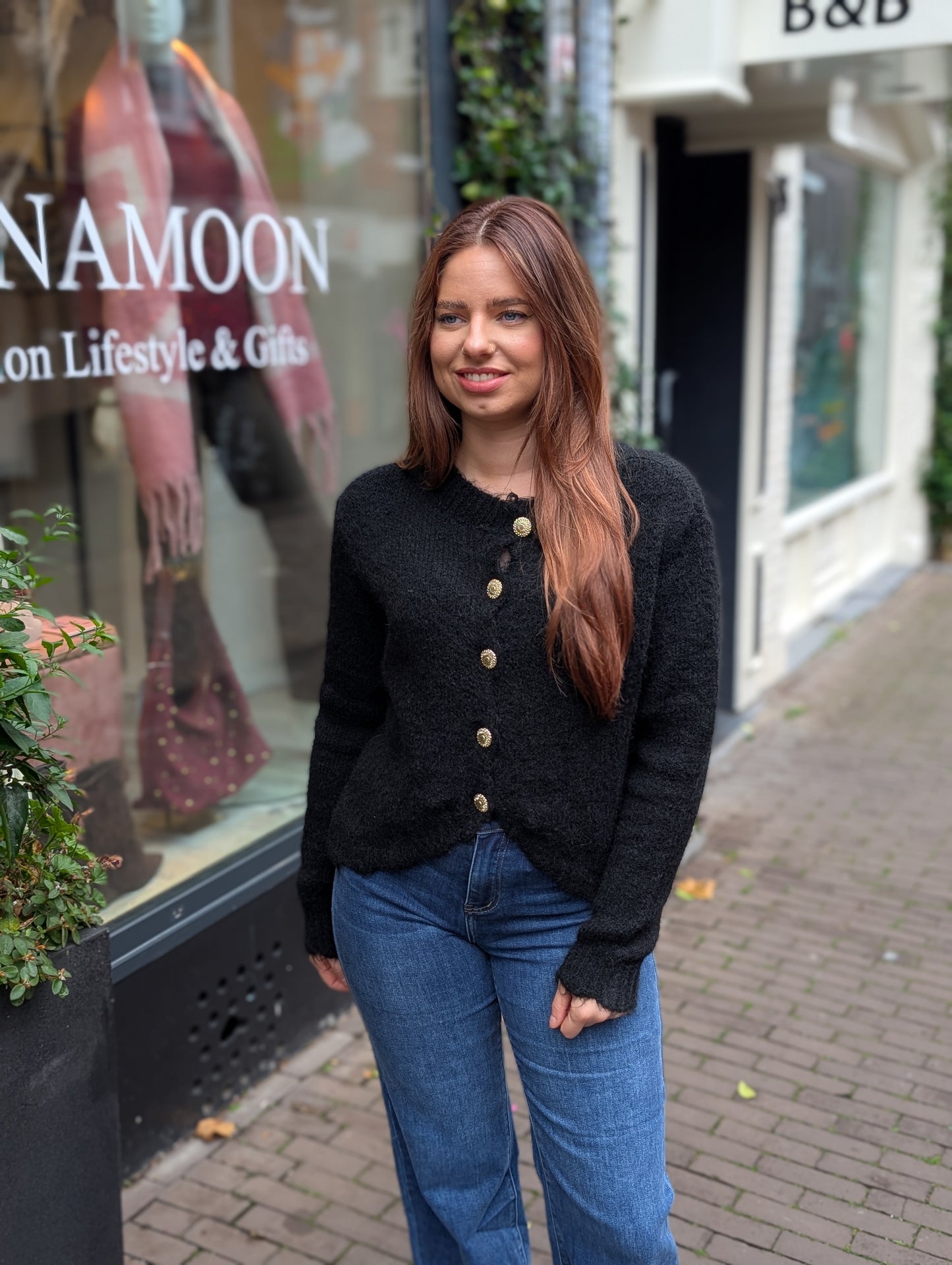 Liva vest met goudkleurige knoopjes - Zwart