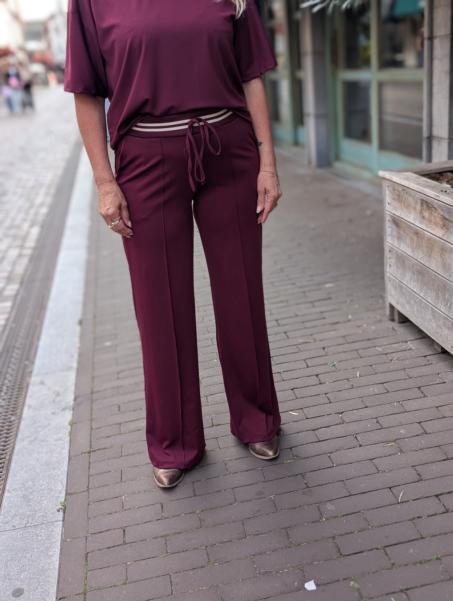 Linda travel stof wide leg met streep band- Wijn rood