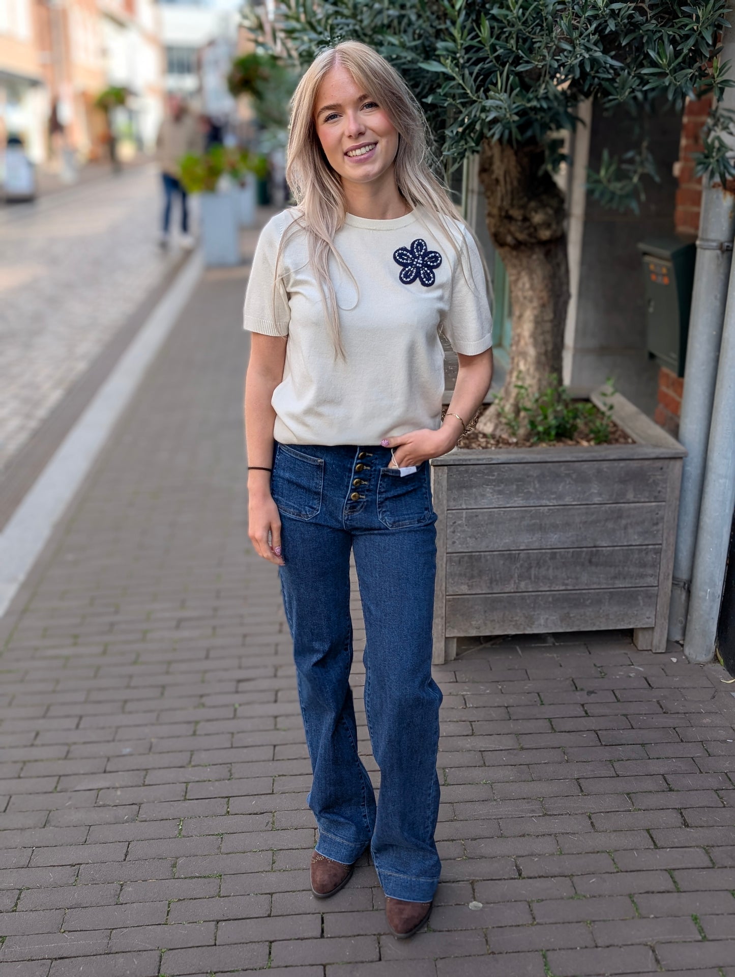 Daan trui met bloem - Ecru/ donker blauw