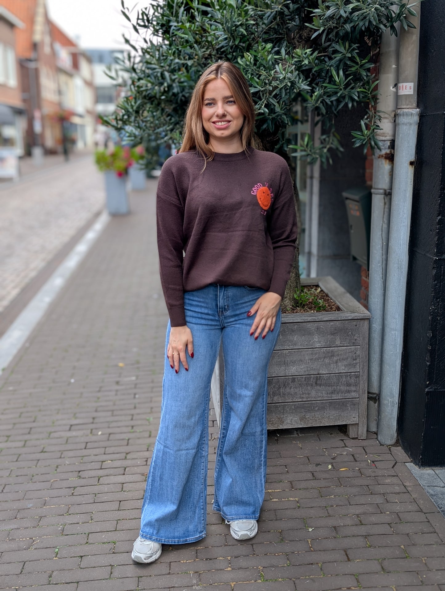 Good vibes smiley sweater - Bruin / roze / orange