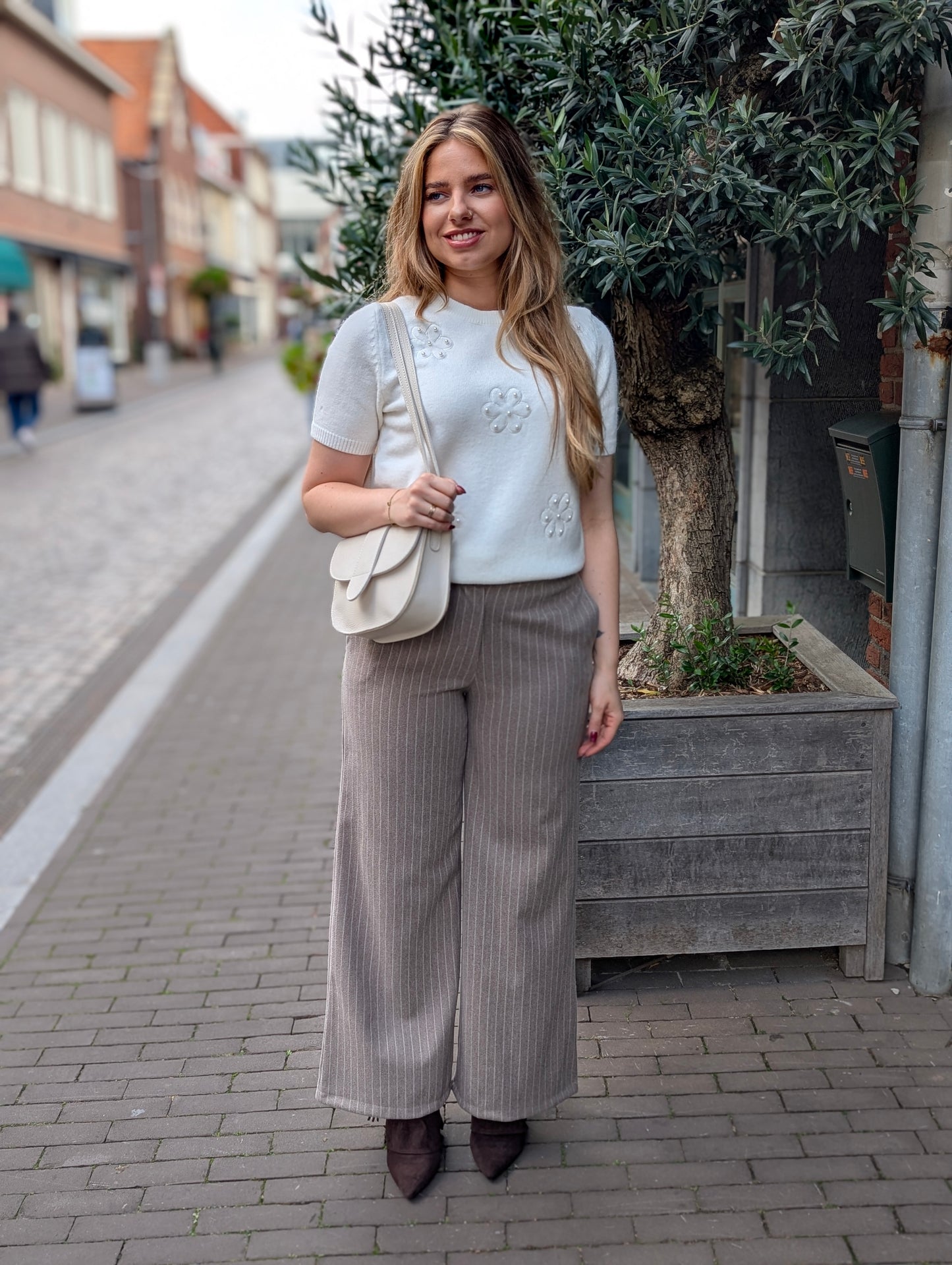 Mona trui met bloemetjes en kralen - Off white