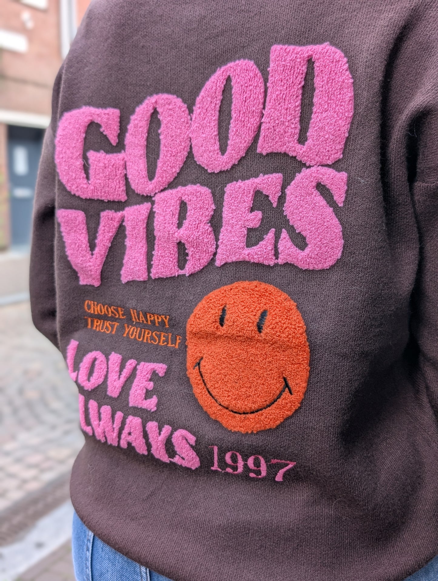 Good vibes smiley sweater - Bruin / roze / orange