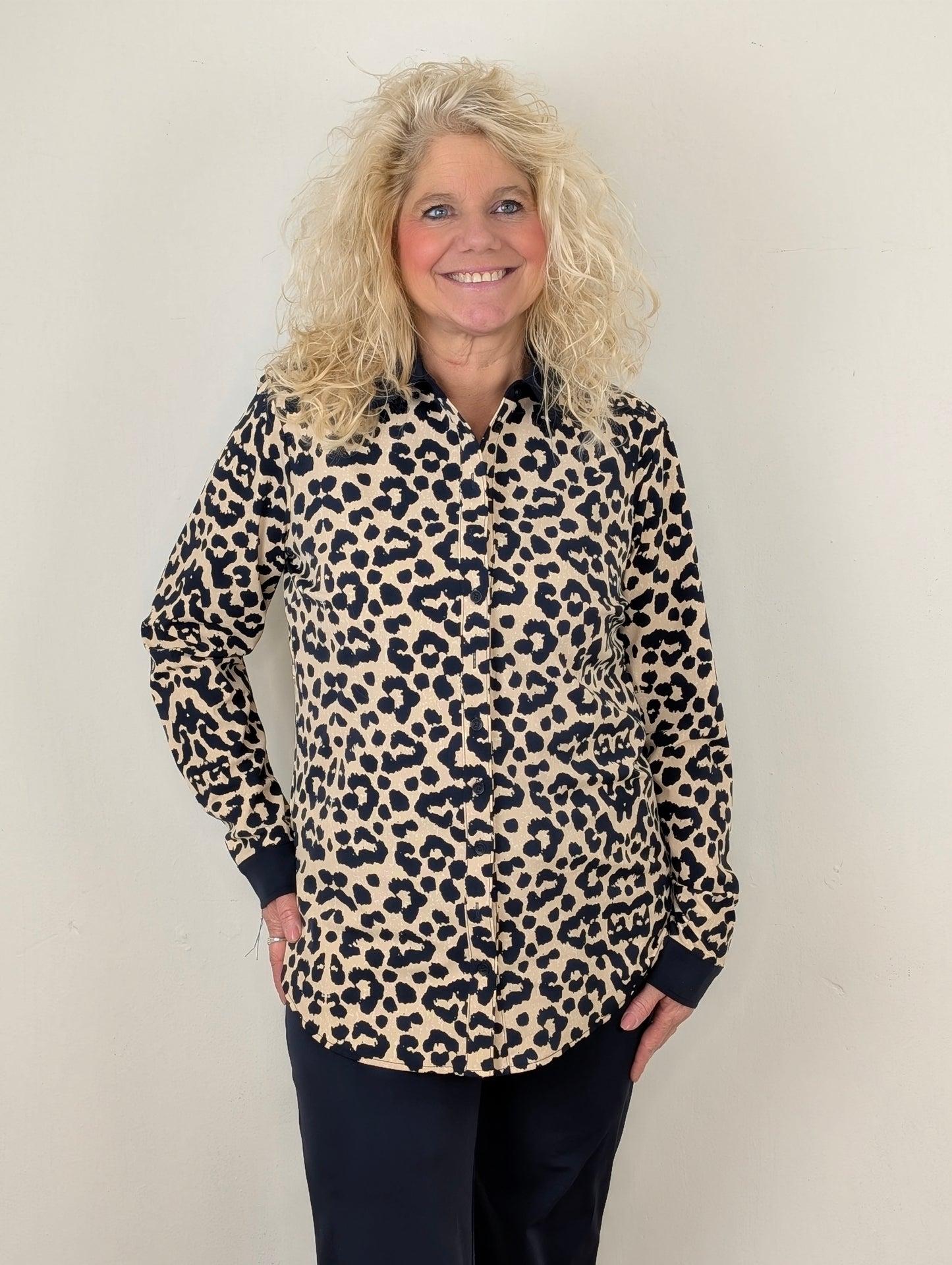 Mi Piace Karin blouse - Sand/ dark blue leopard print