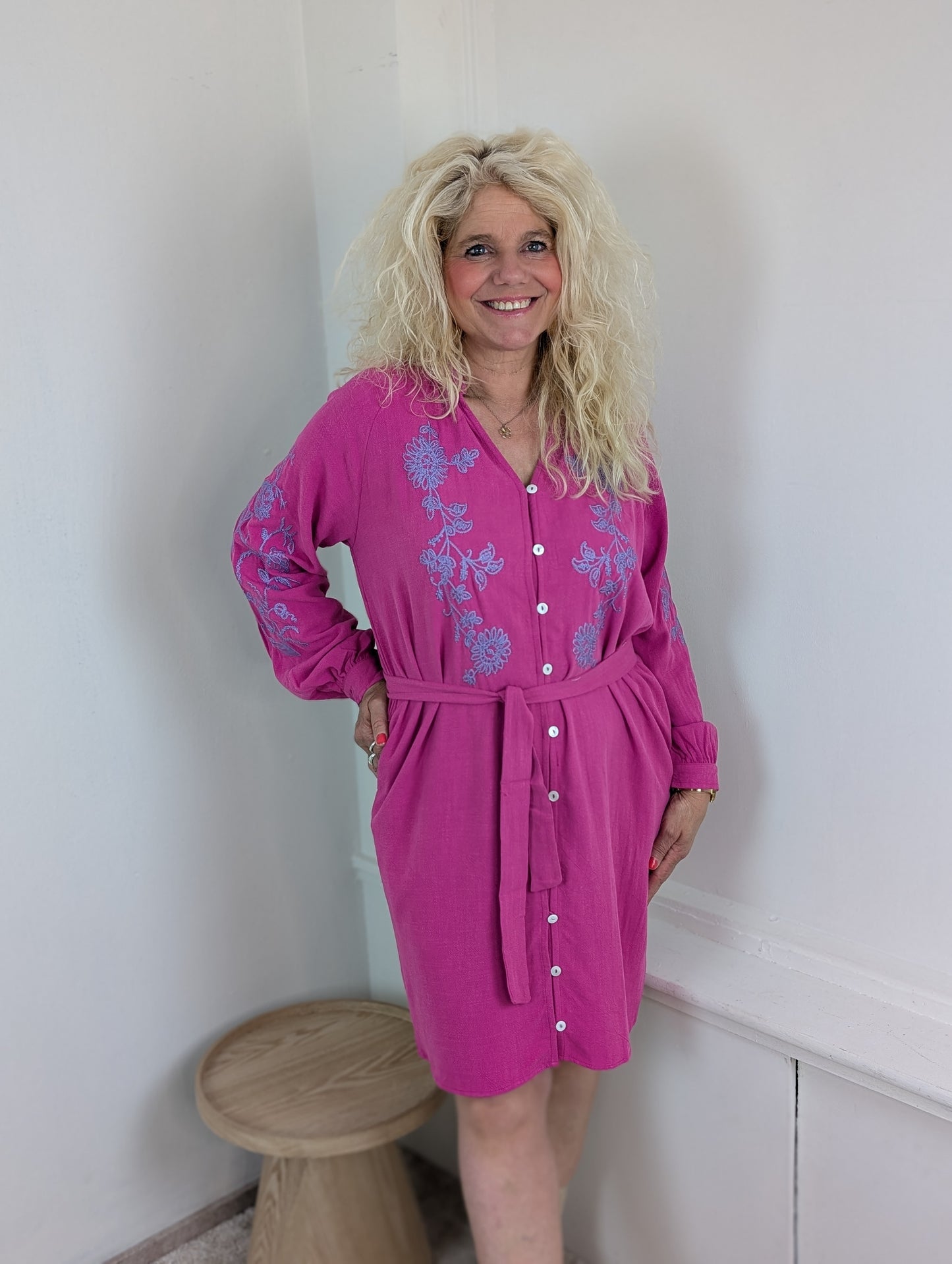 Nola doorknoop jurk met borduursel - Fucsia