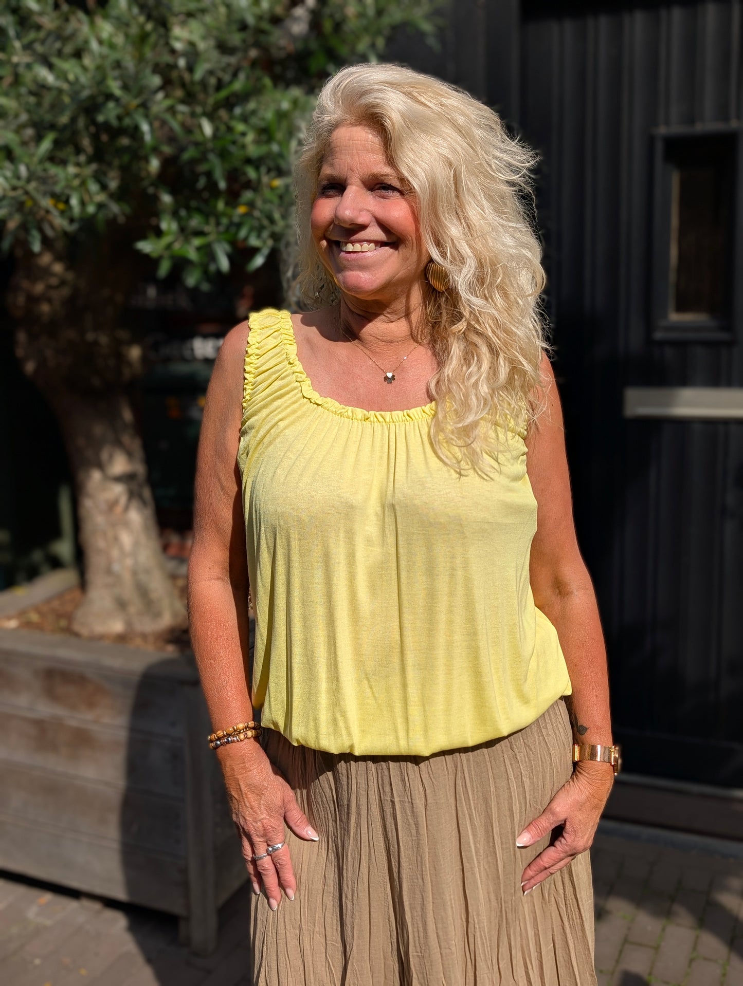 An top met ruffle - Geel