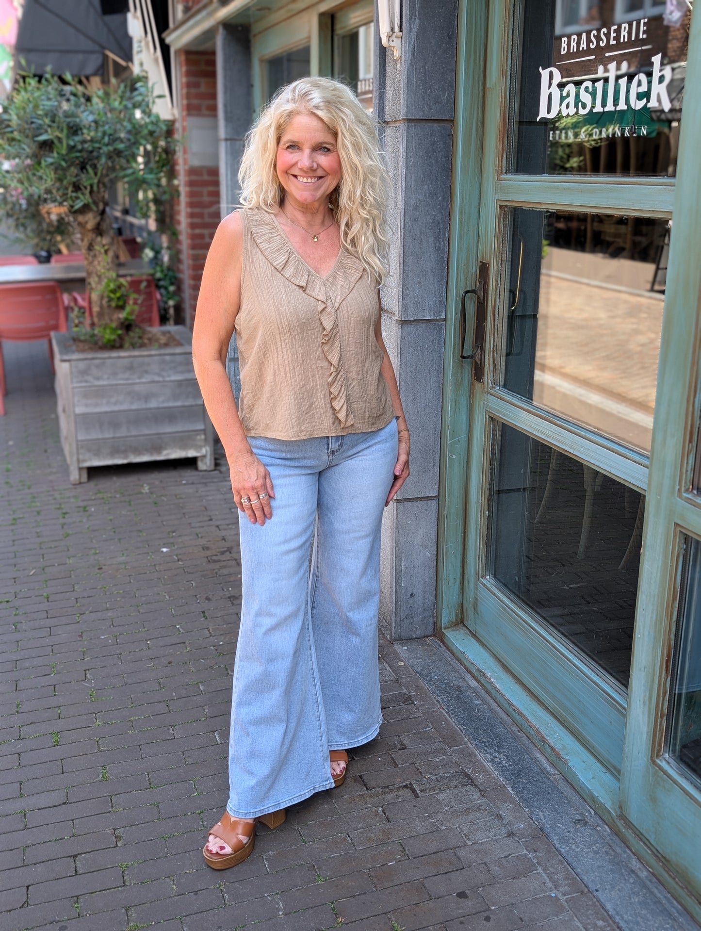 Patty ruffle top met v-hals - Sand