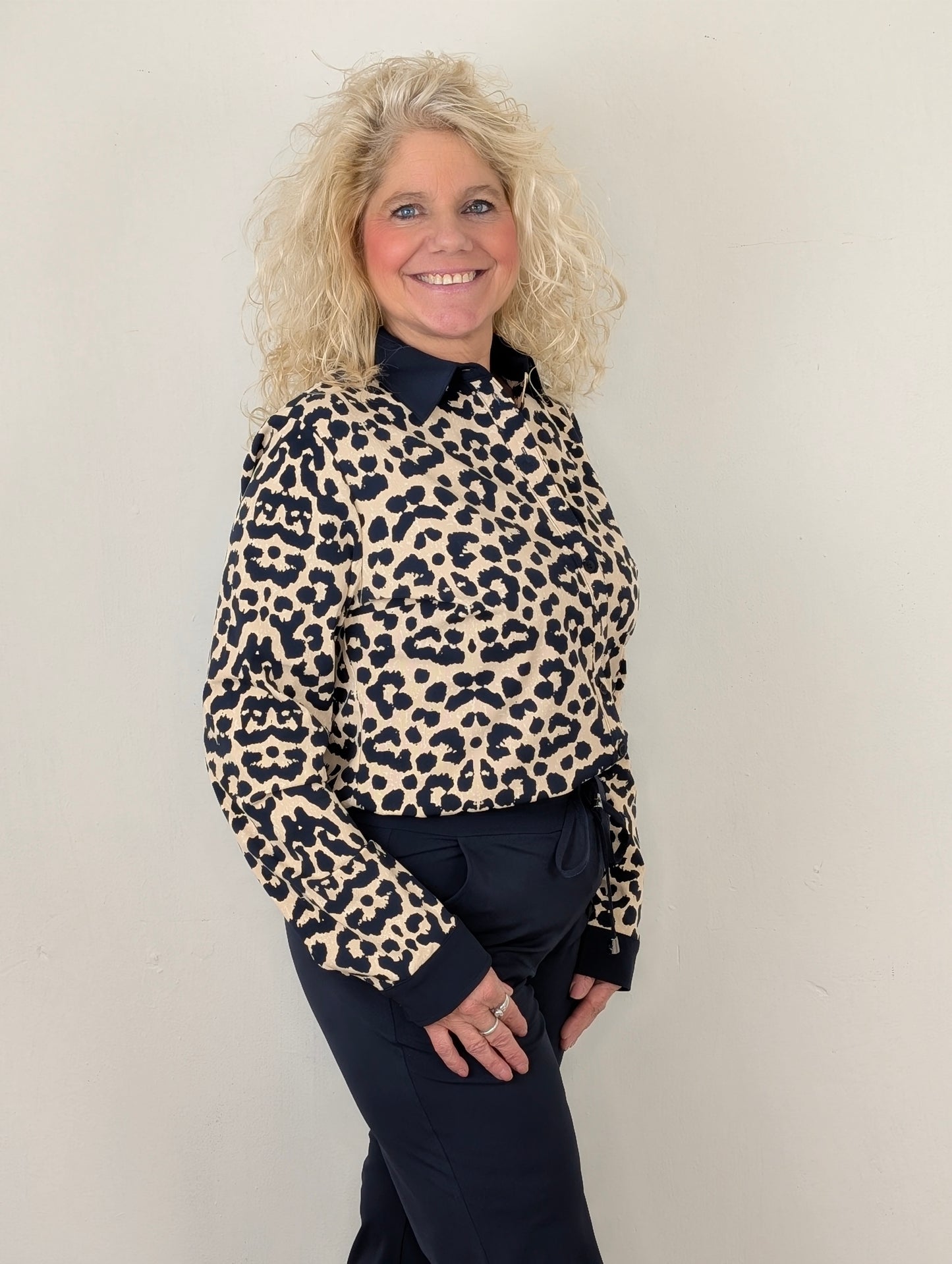 Mi Piace Karin blouse - Sand/ dark blue leopard print