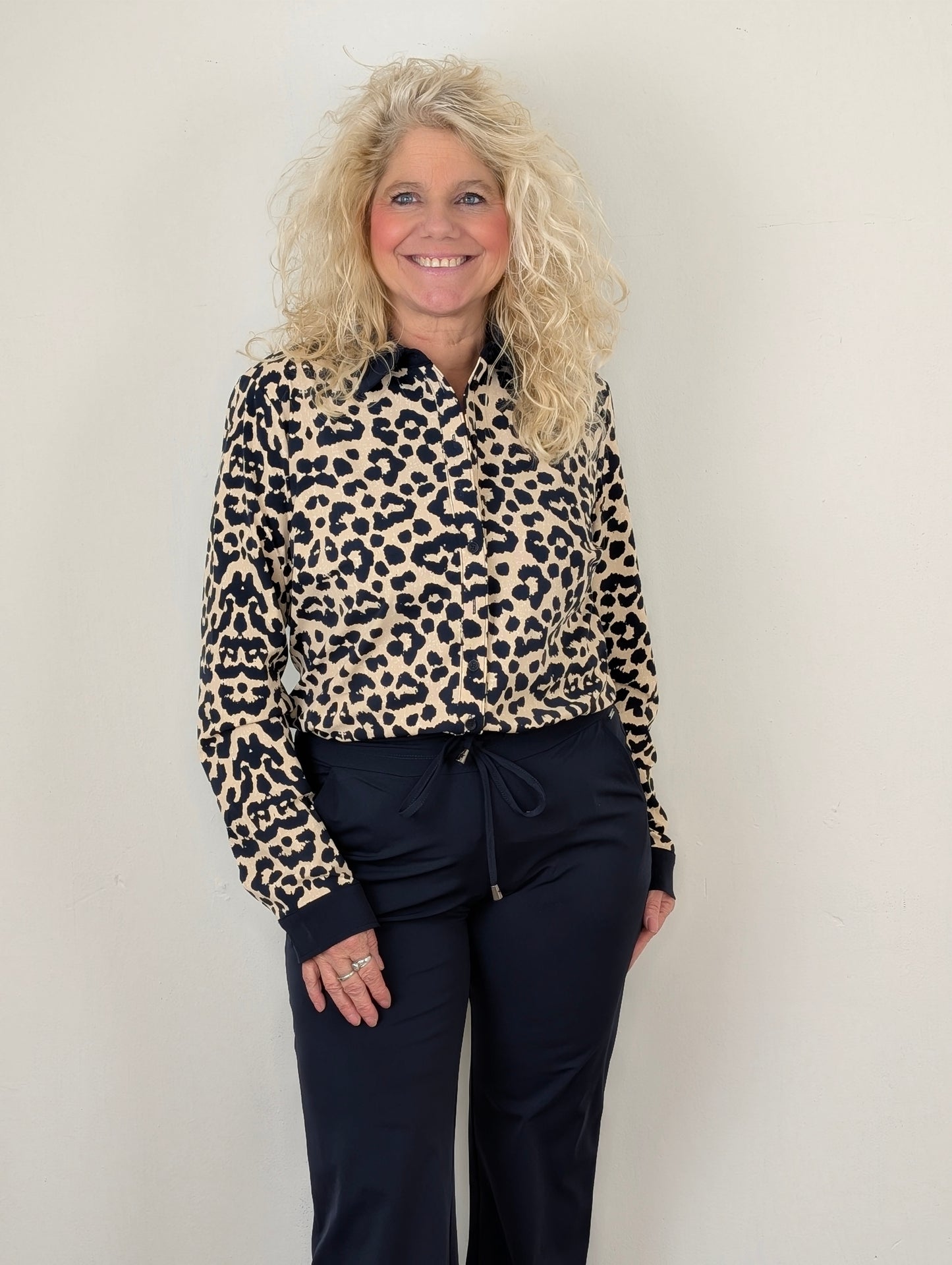 Mi Piace Karin blouse - Sand/ dark blue leopard print