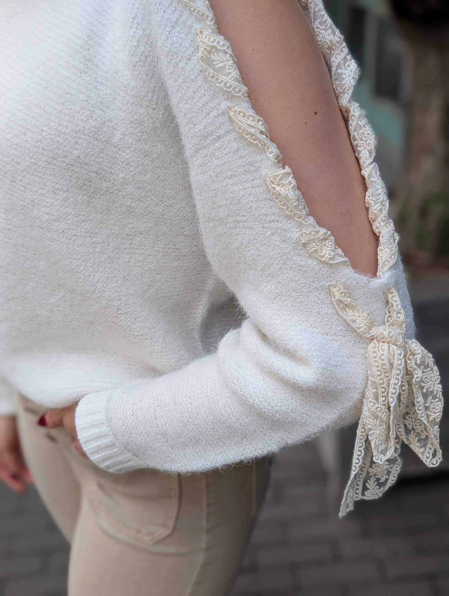Nana trui met opengewerkte mouw - Off white met ecru kant