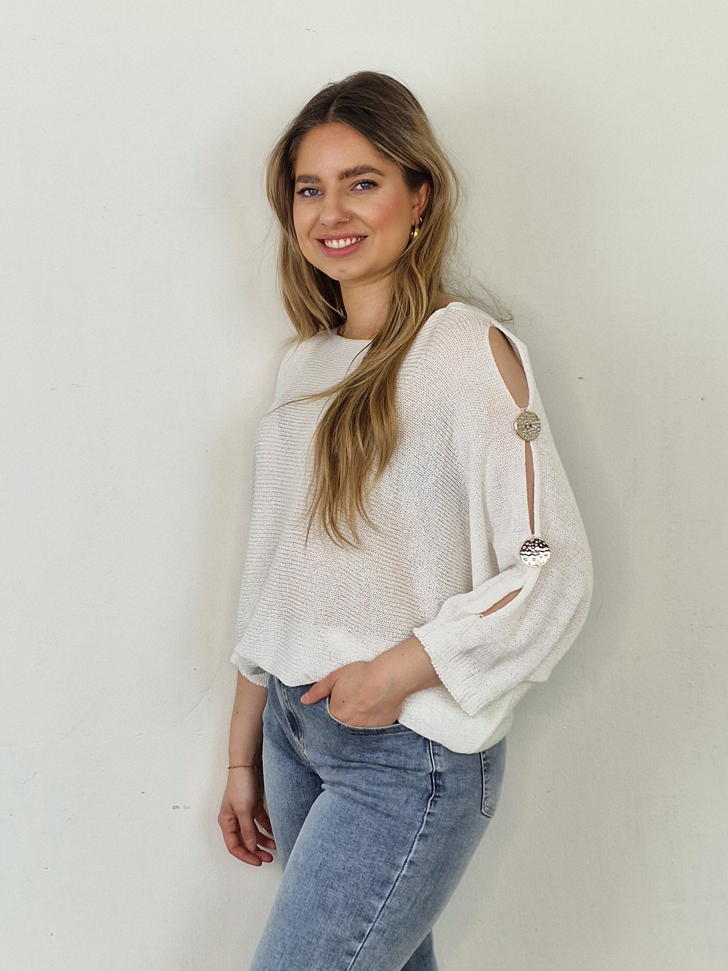 Nicole trui met open mouw en goudkleurige knopen - Wit