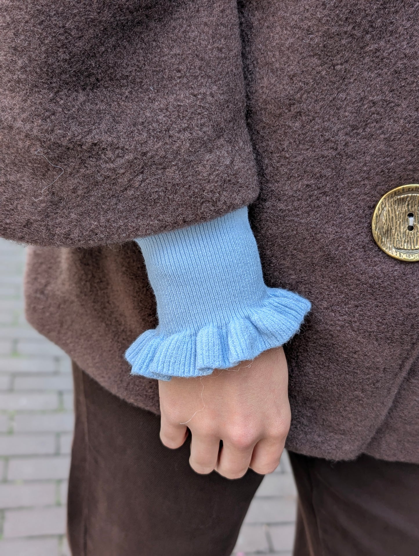 Karin tussen jas met mat gouden knopen - Bruin