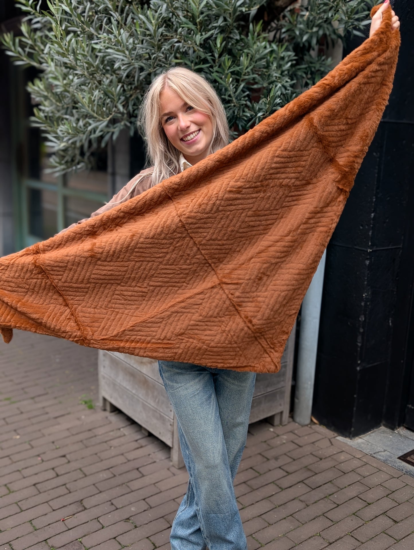 Fluffy punt sjaal met knoop - Terracotta
