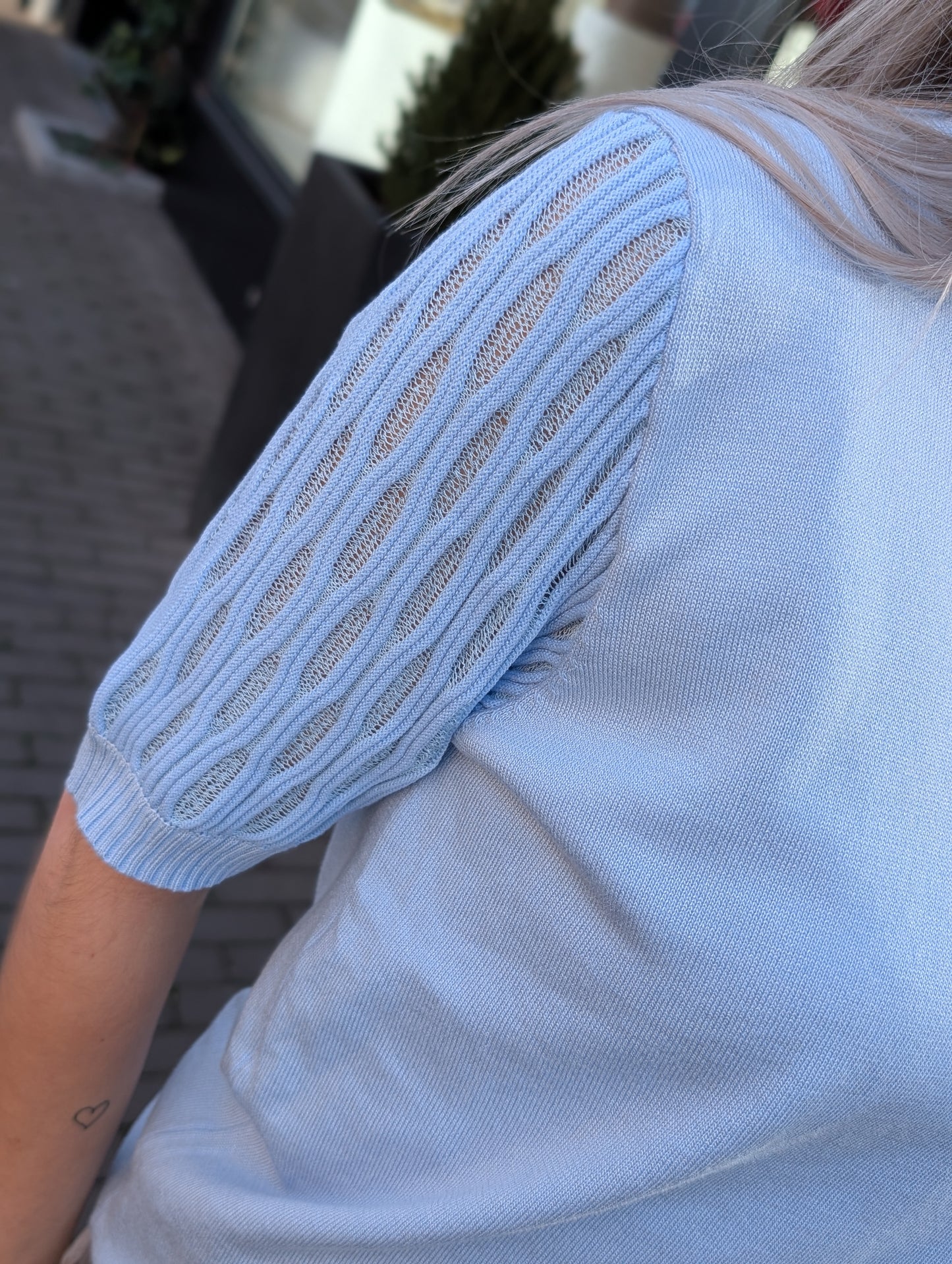 Evita shirt met open gewerkte mouw - Licht blauw