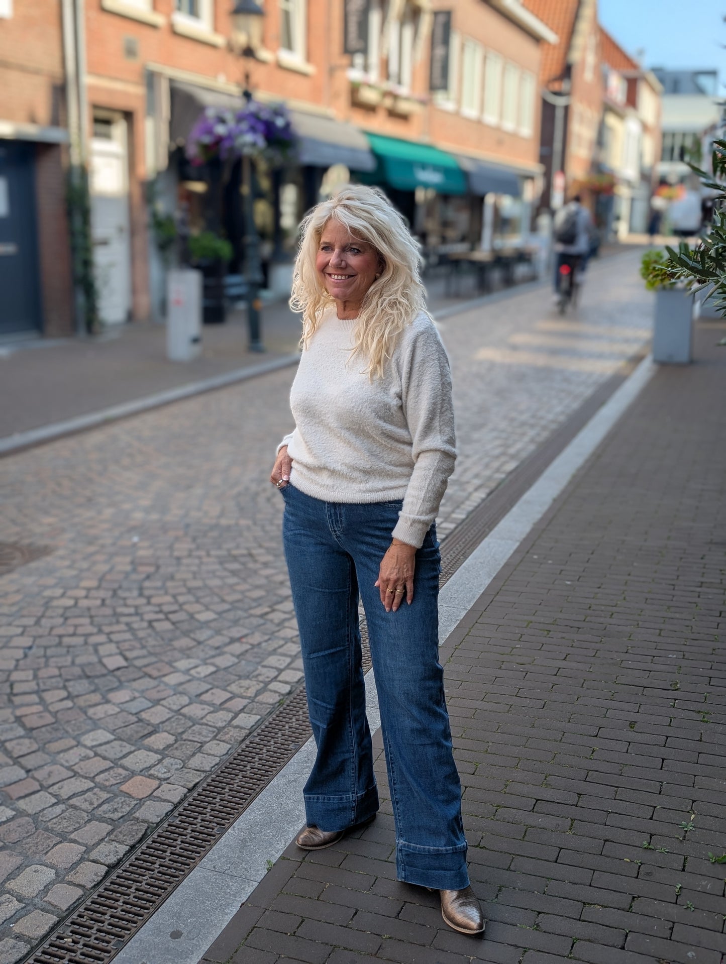 Red Button fluffy sweater - cream