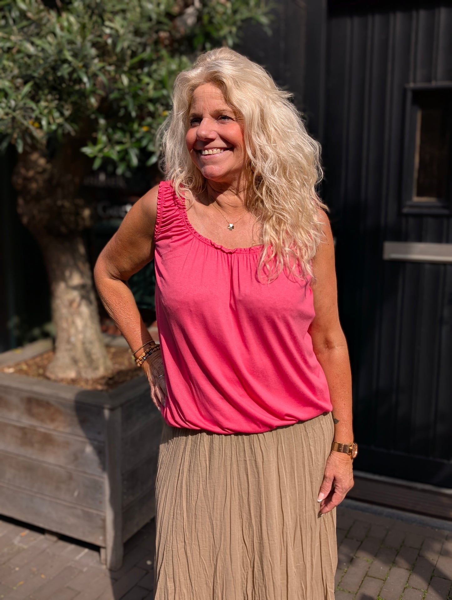 An top met ruffle - Koraal