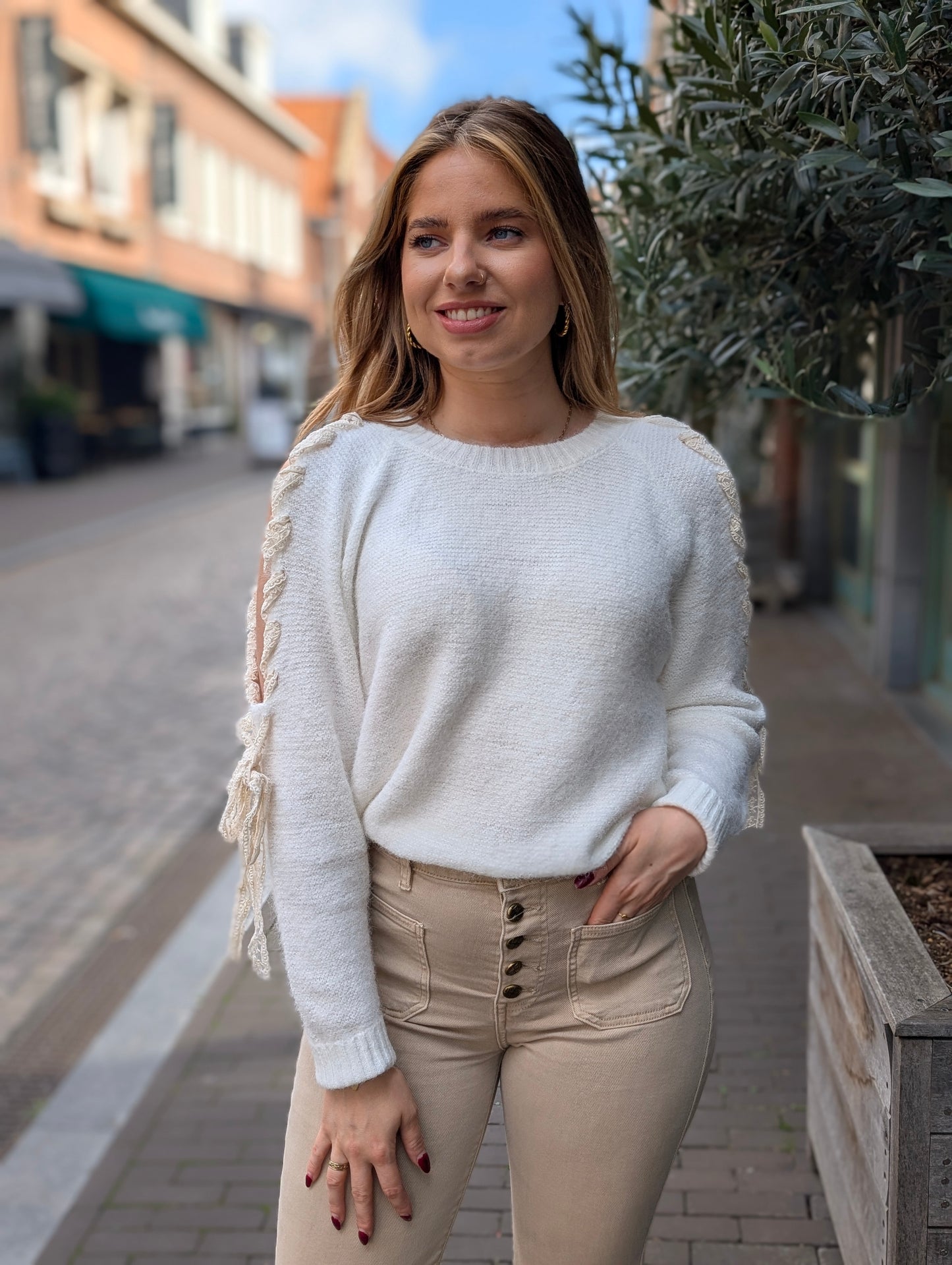 Nana trui met opengewerkte mouw - Off white met ecru kant