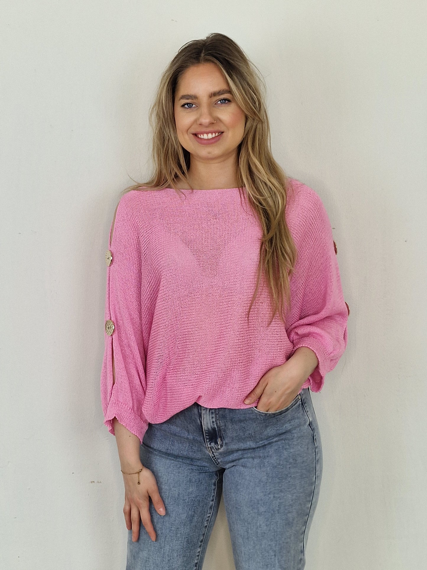Nicole trui met open mouw en goudkleurige knopen - Hard roze