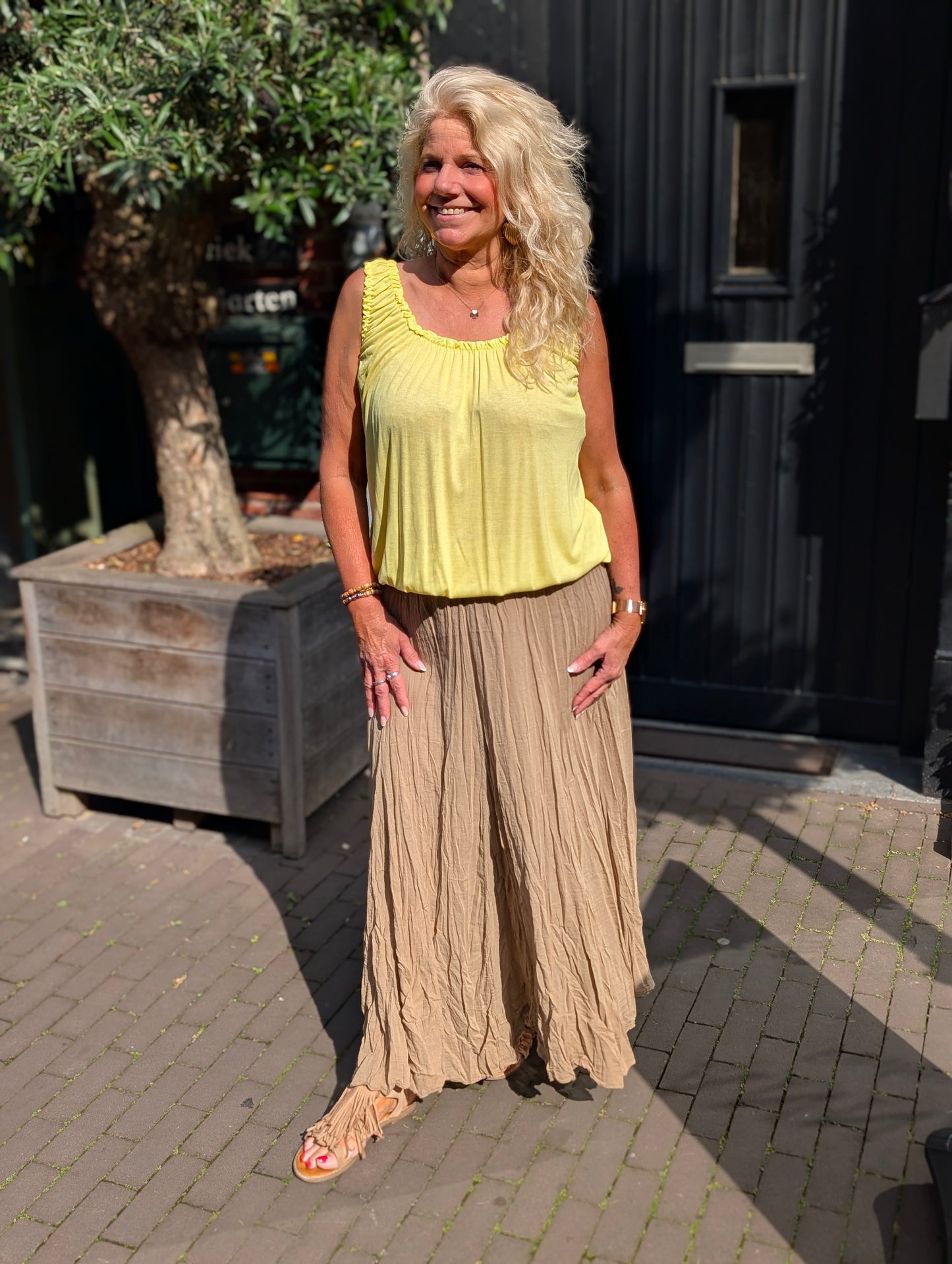 An top met ruffle - Geel