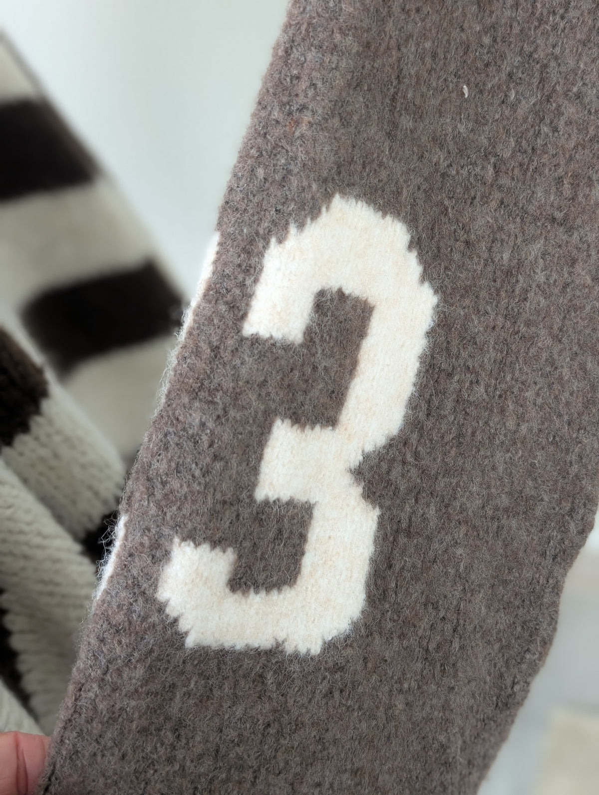 23 v-hals trui - Taupe/Ecru