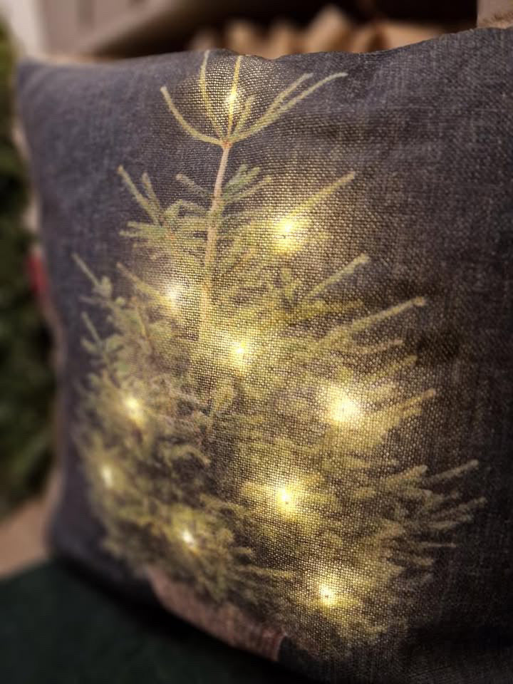 Kerstboom kussen met verlichting- 45x45 cm.