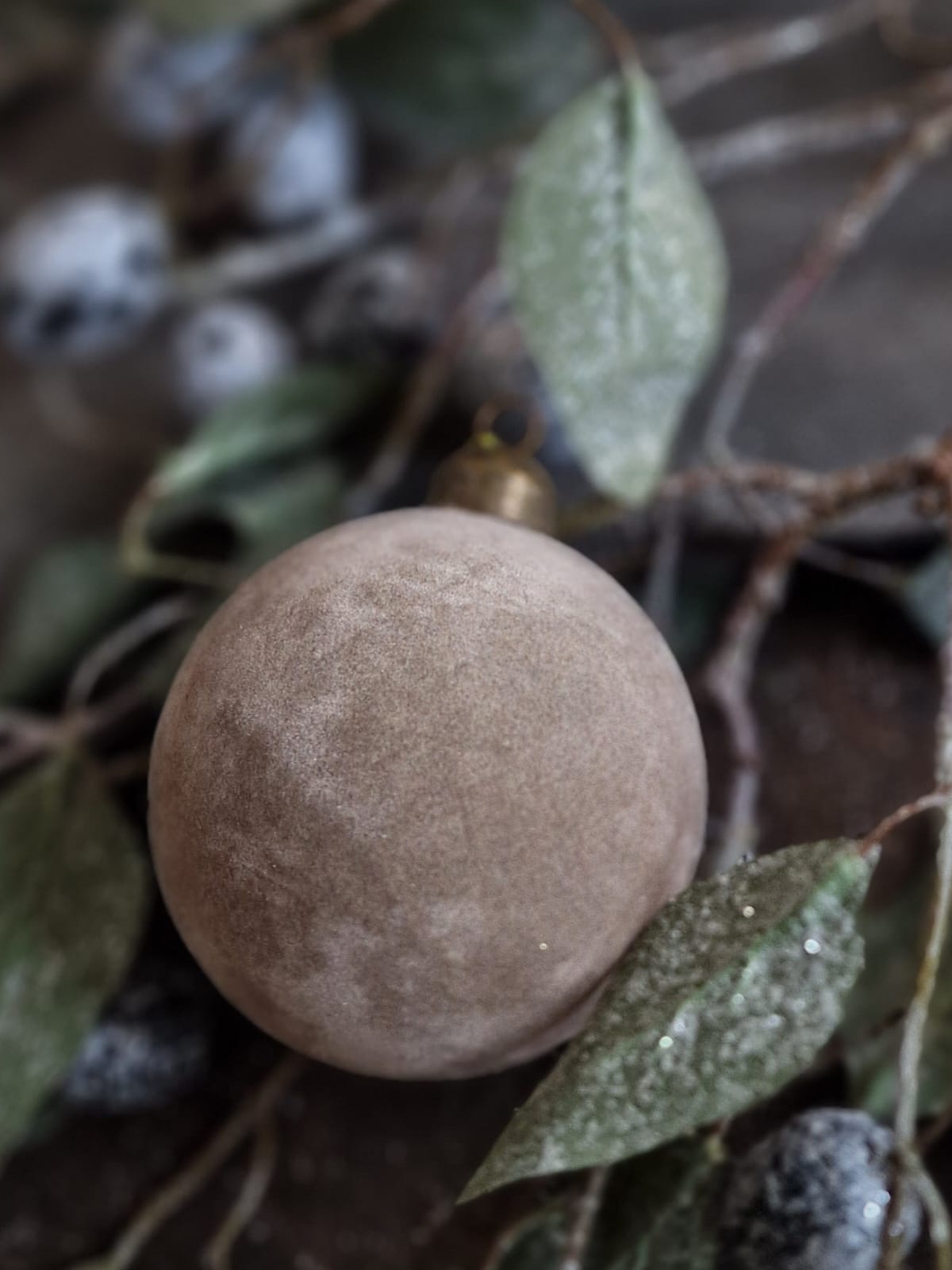 Velvet ronde kerstbal 8cm - Taupe