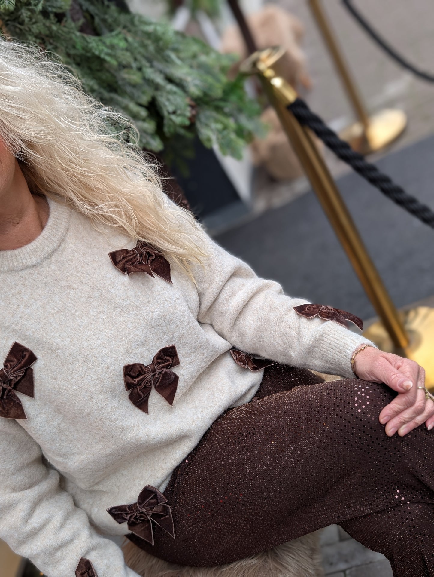 Nolana trui met strikjes - Beige met bruine strikjes