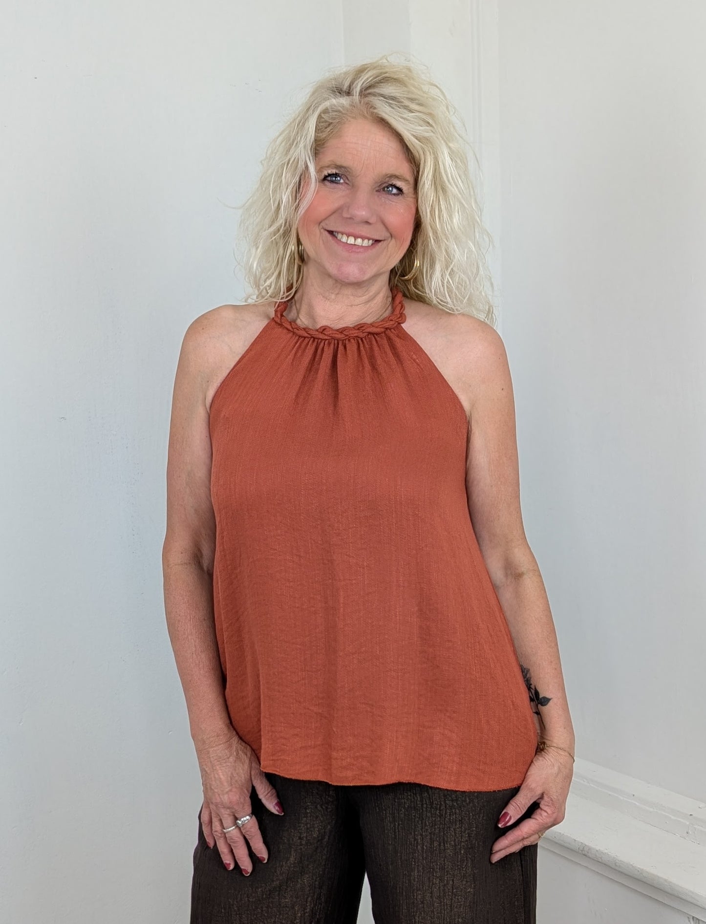 Gevlochten haltertop met open rug - Brique