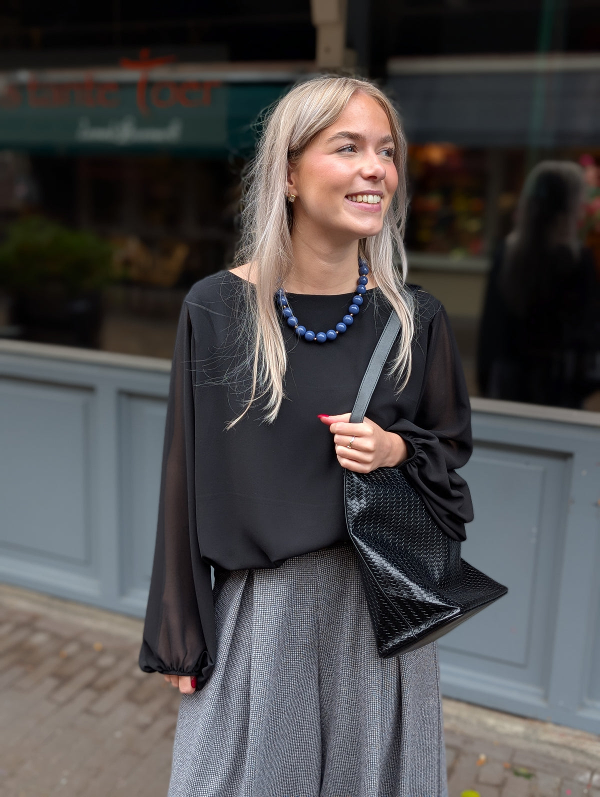 Hilde blouse met elastiek onderin - Zwart