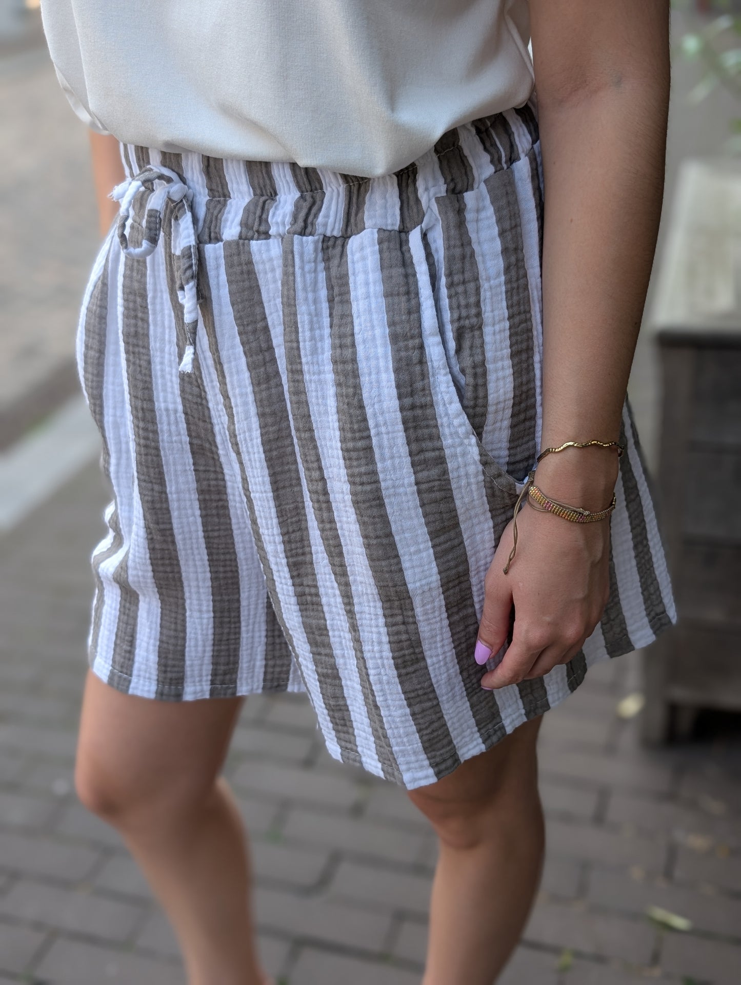 Gestreepte katoenen short Yvet - Taupe/Wit