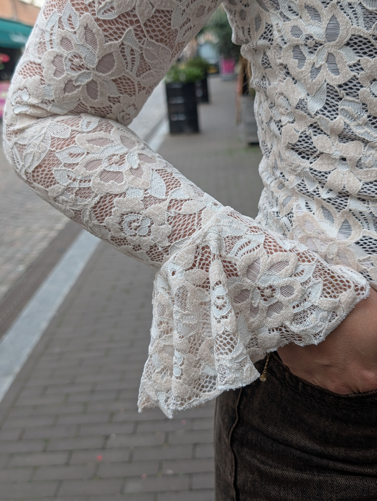 Barel kanten top met uitlopende mouw - Creme