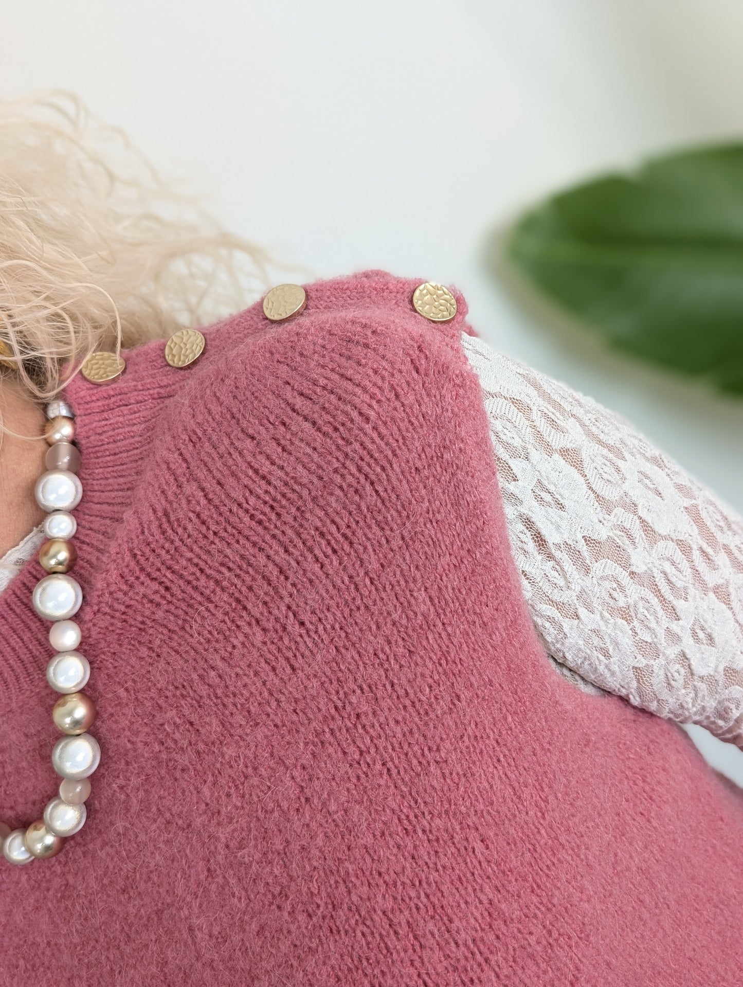 Gebreide spencer met gouden knoopdetails - Oud Roze